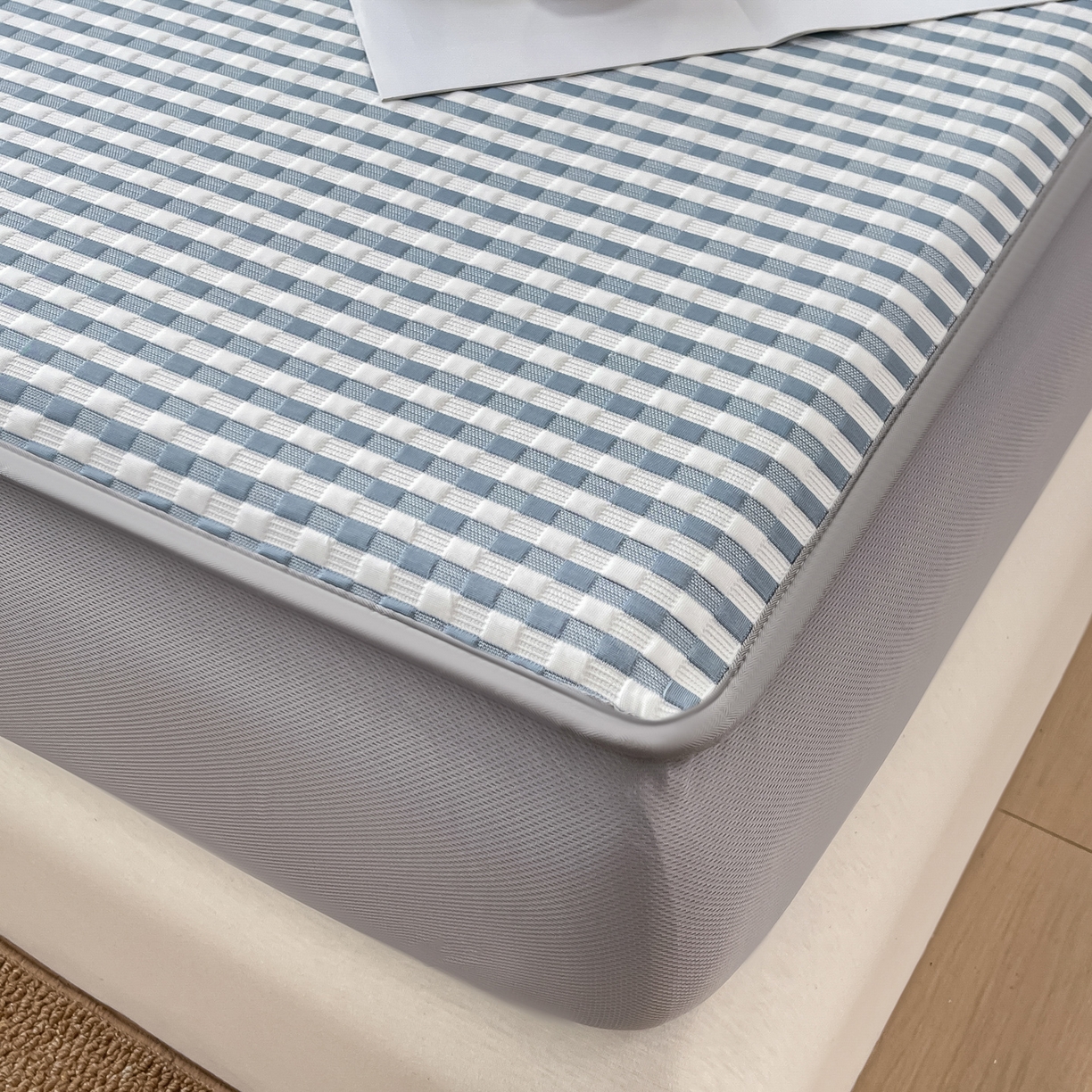 91家纺网 家纺一手货源 找家纺 摩妮卡 2026新款豆豆凉席PE高分子凉感床笠软席冰丝席三件套 色彩格-蓝