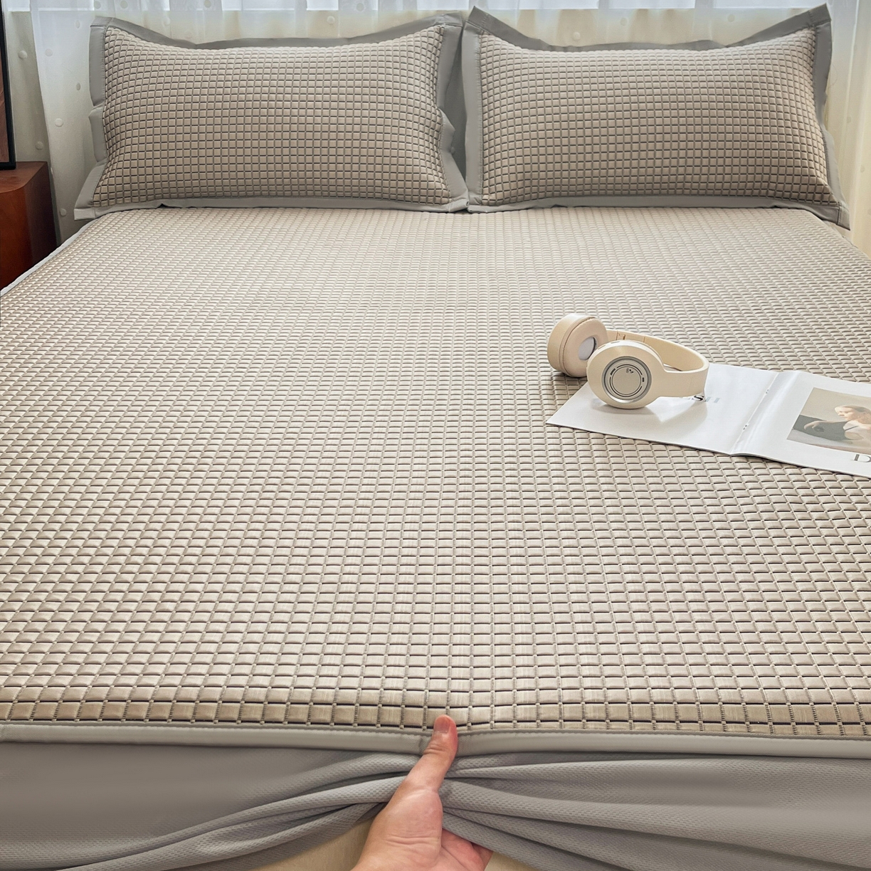 91家纺网 家纺一手货源 找家纺 摩妮卡 2026新款豆豆凉席PE高分子凉感床笠软席冰丝席三件套 几何花境-卡其