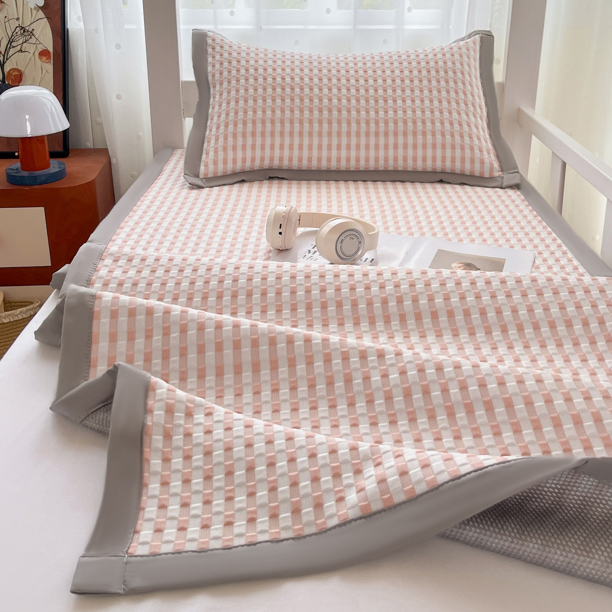 91家纺网 家纺一手货源 找家纺 （总）摩妮卡 2026新款豆豆冰丝席PE高分子凉感学生床软席凉席上下铺三件套