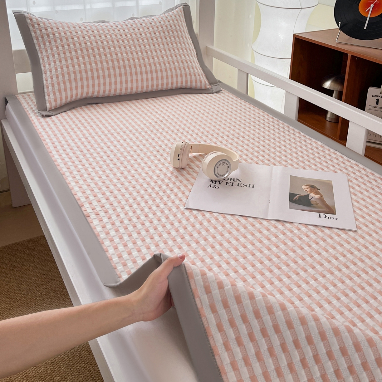 91家纺网 家纺一手货源 找家纺 （总）摩妮卡 2026新款豆豆冰丝席PE高分子凉感学生床软席凉席上下铺三件套