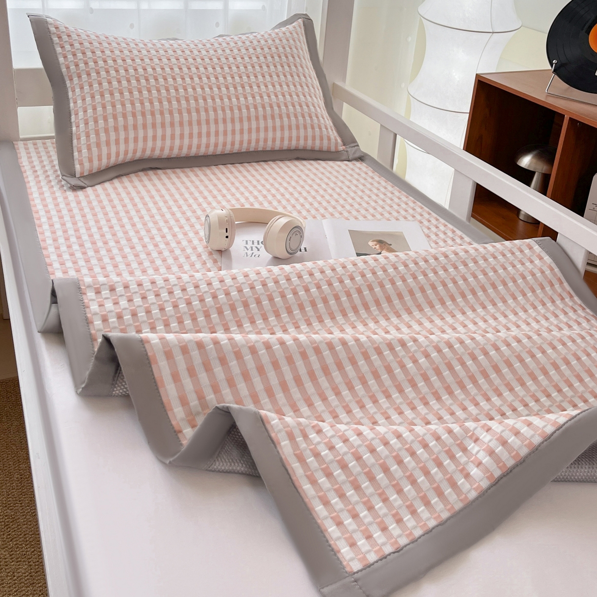 91家纺网 家纺一手货源 找家纺 （总）摩妮卡 2026新款豆豆冰丝席PE高分子凉感学生床软席凉席上下铺三件套