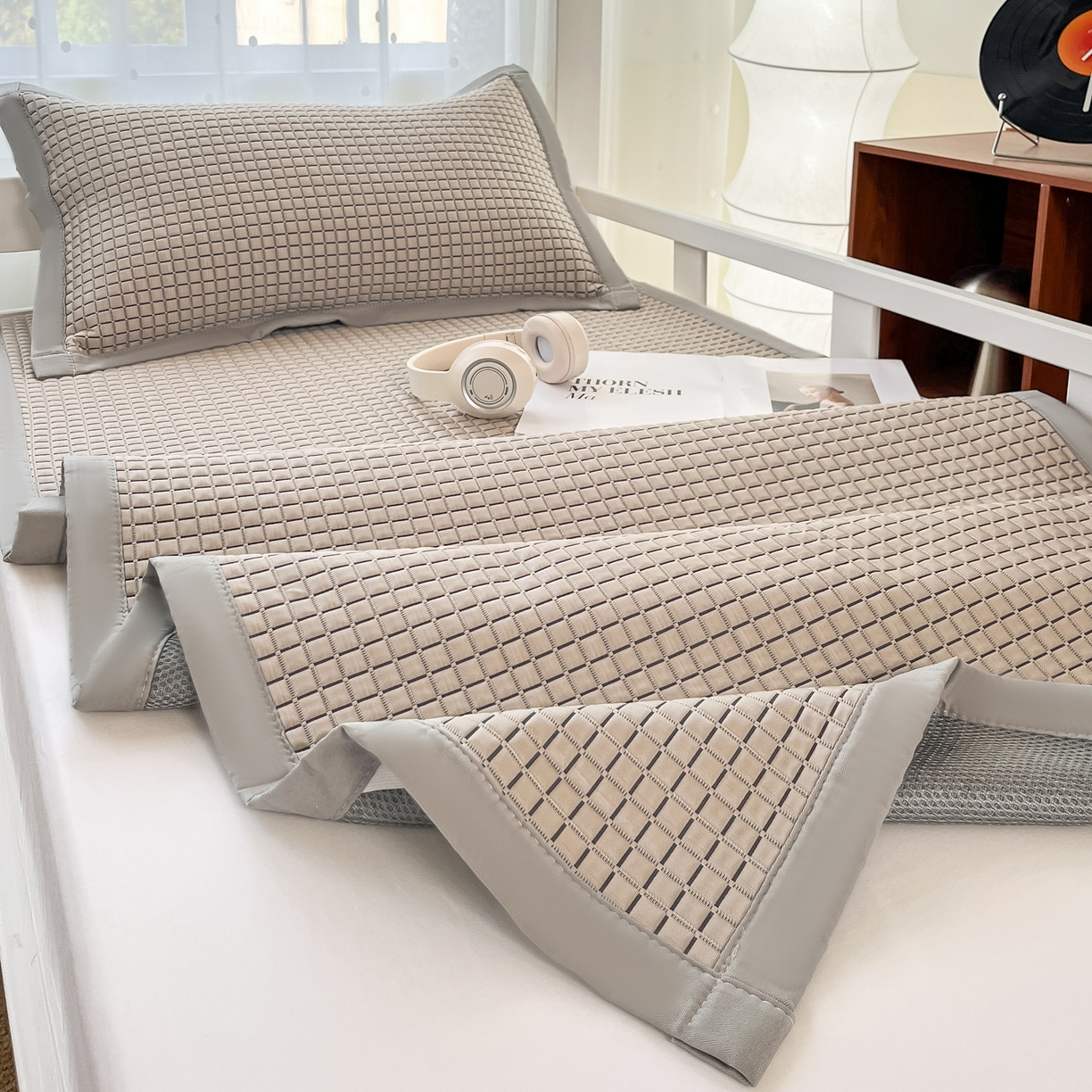 91家纺网 家纺一手货源 找家纺 摩妮卡 2026新款豆豆冰丝席PE高分子凉感学生床软席凉席上下铺三件套 序格-摩卡