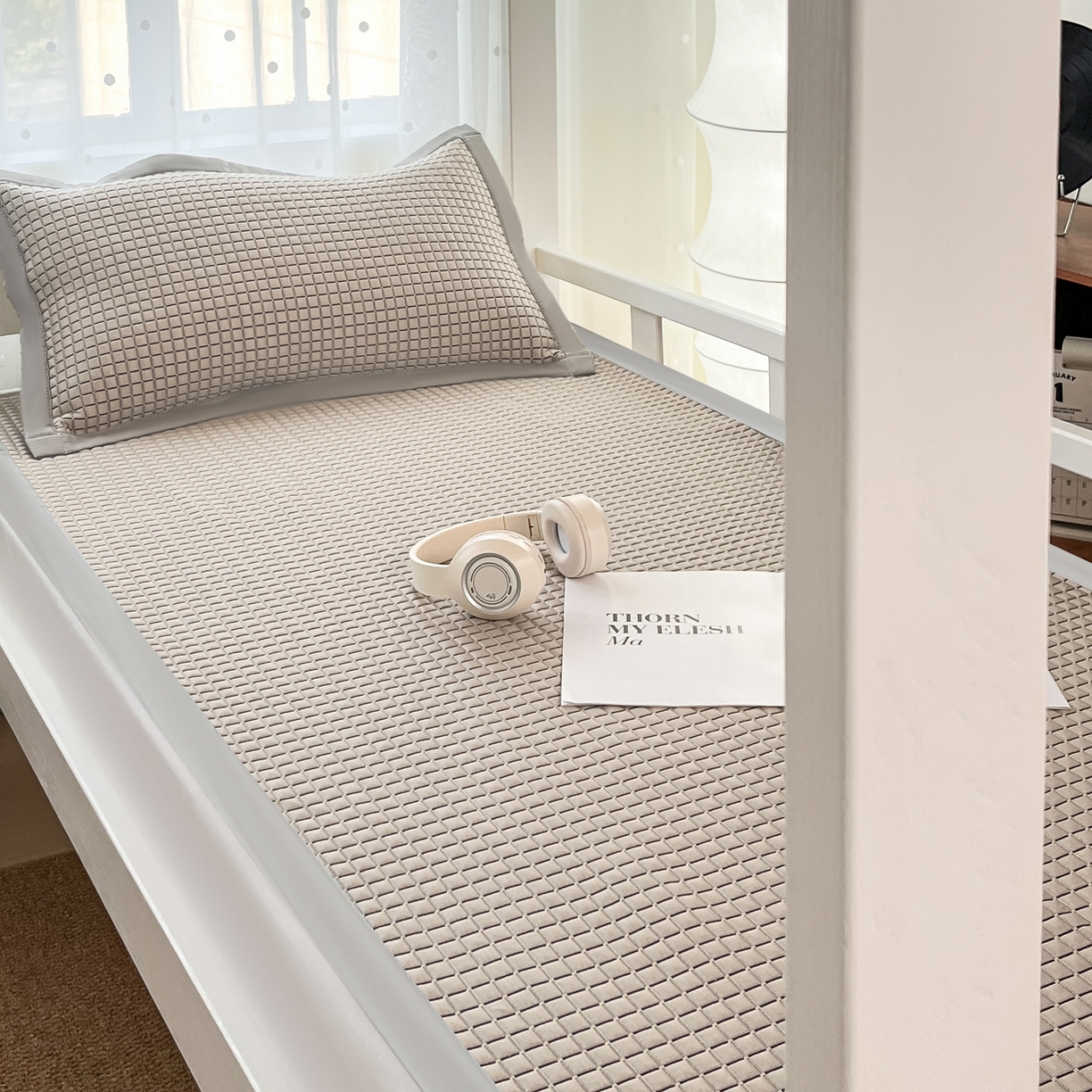 91家纺网 家纺一手货源 找家纺 摩妮卡 2026新款豆豆冰丝席PE高分子凉感学生床软席凉席上下铺三件套 序格-摩卡