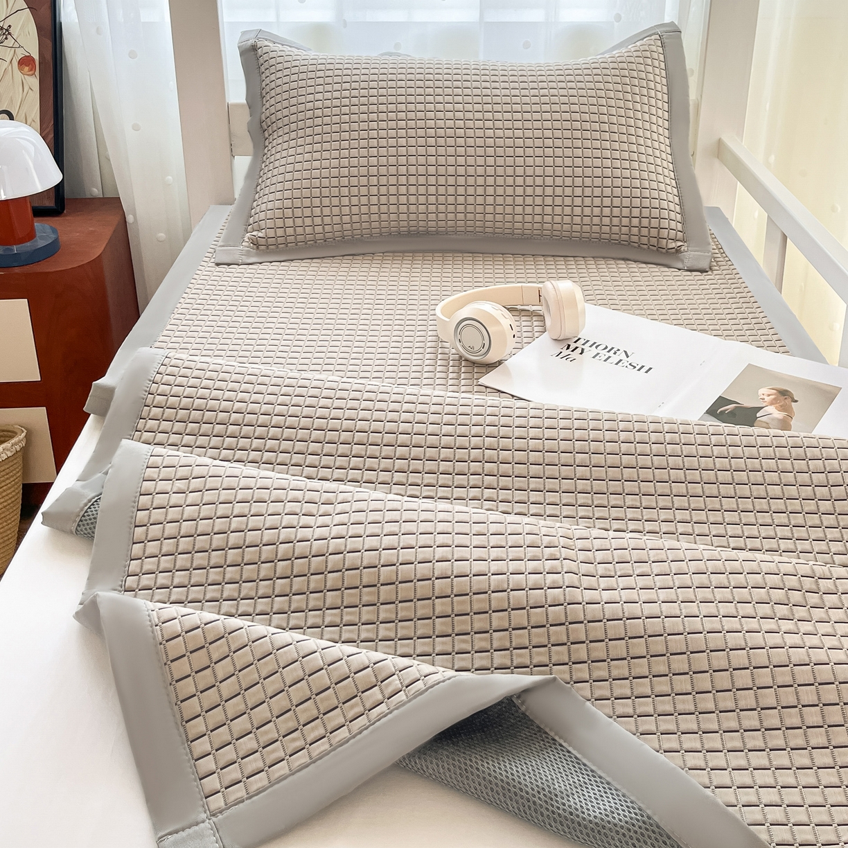 91家纺网 家纺一手货源 找家纺 摩妮卡 2026新款豆豆冰丝席PE高分子凉感学生床软席凉席上下铺三件套 序格-摩卡