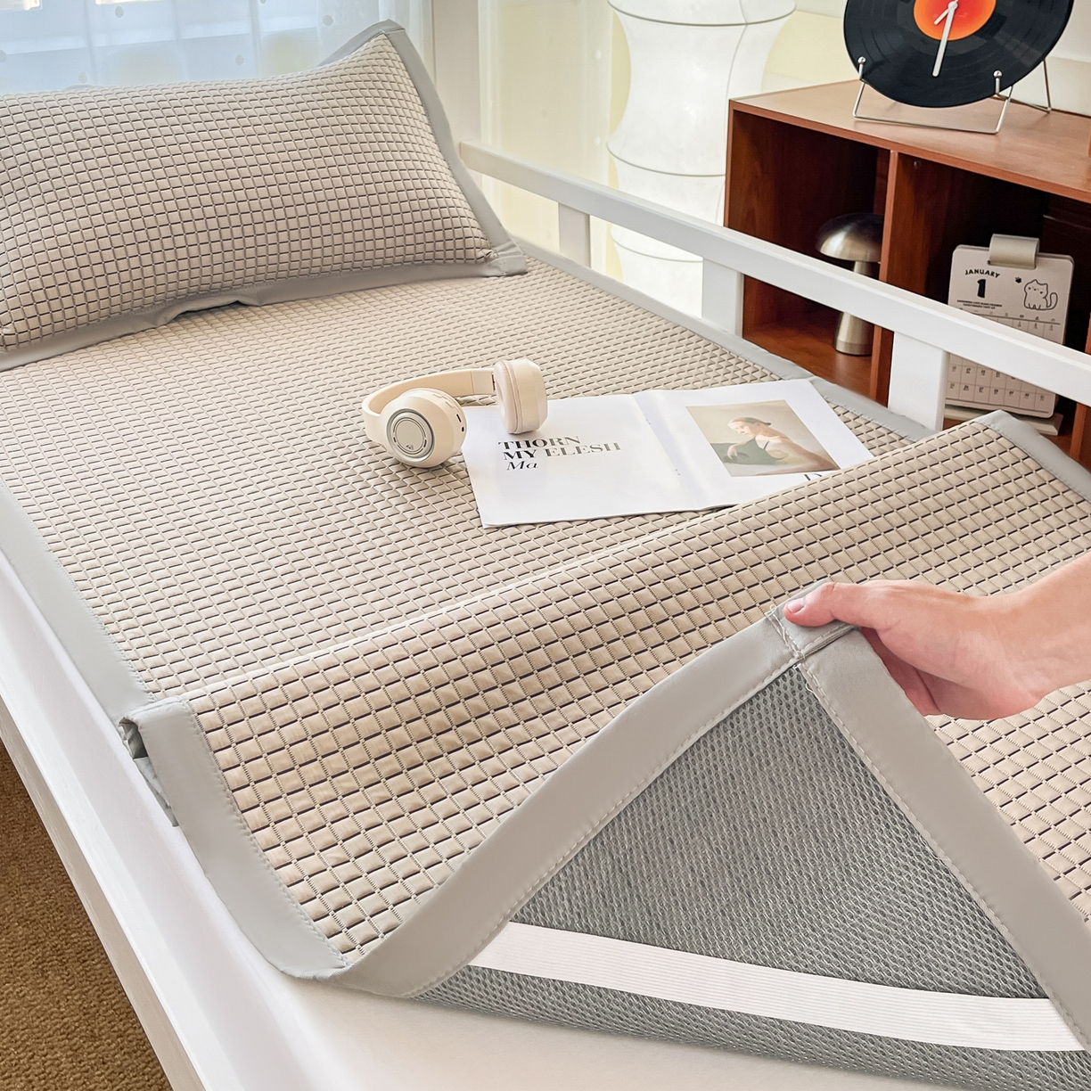 91家纺网 家纺一手货源 找家纺 摩妮卡 2026新款豆豆冰丝席PE高分子凉感学生床软席凉席上下铺三件套 序格-摩卡