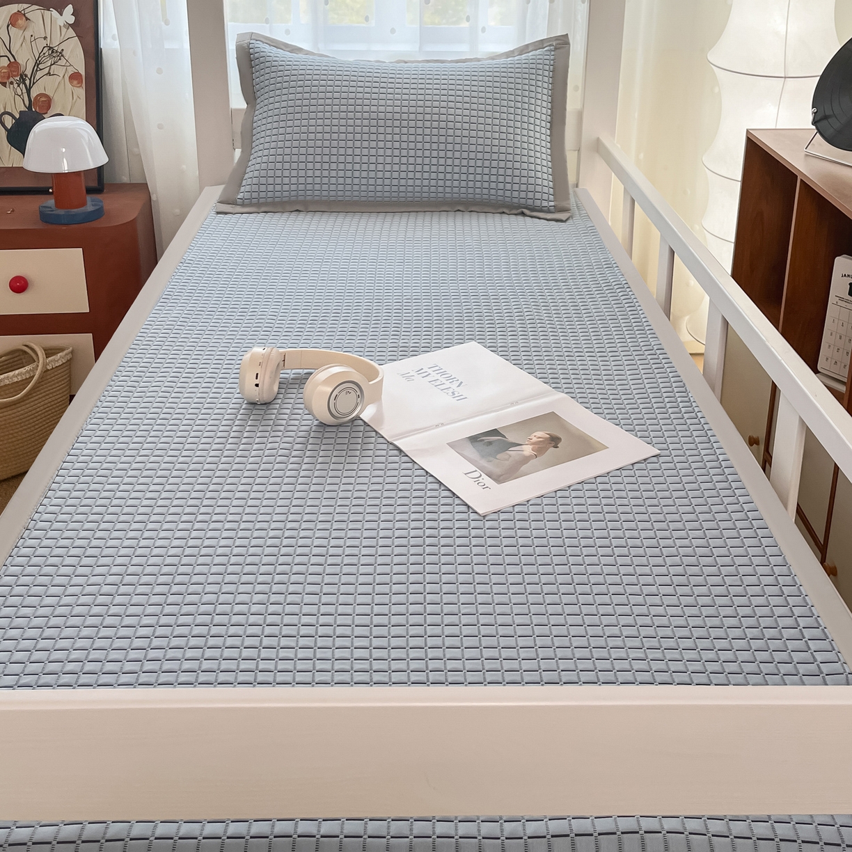 91家纺网 家纺一手货源 找家纺 摩妮卡 2026新款豆豆冰丝席PE高分子凉感学生床软席凉席上下铺三件套 序格-浅蓝