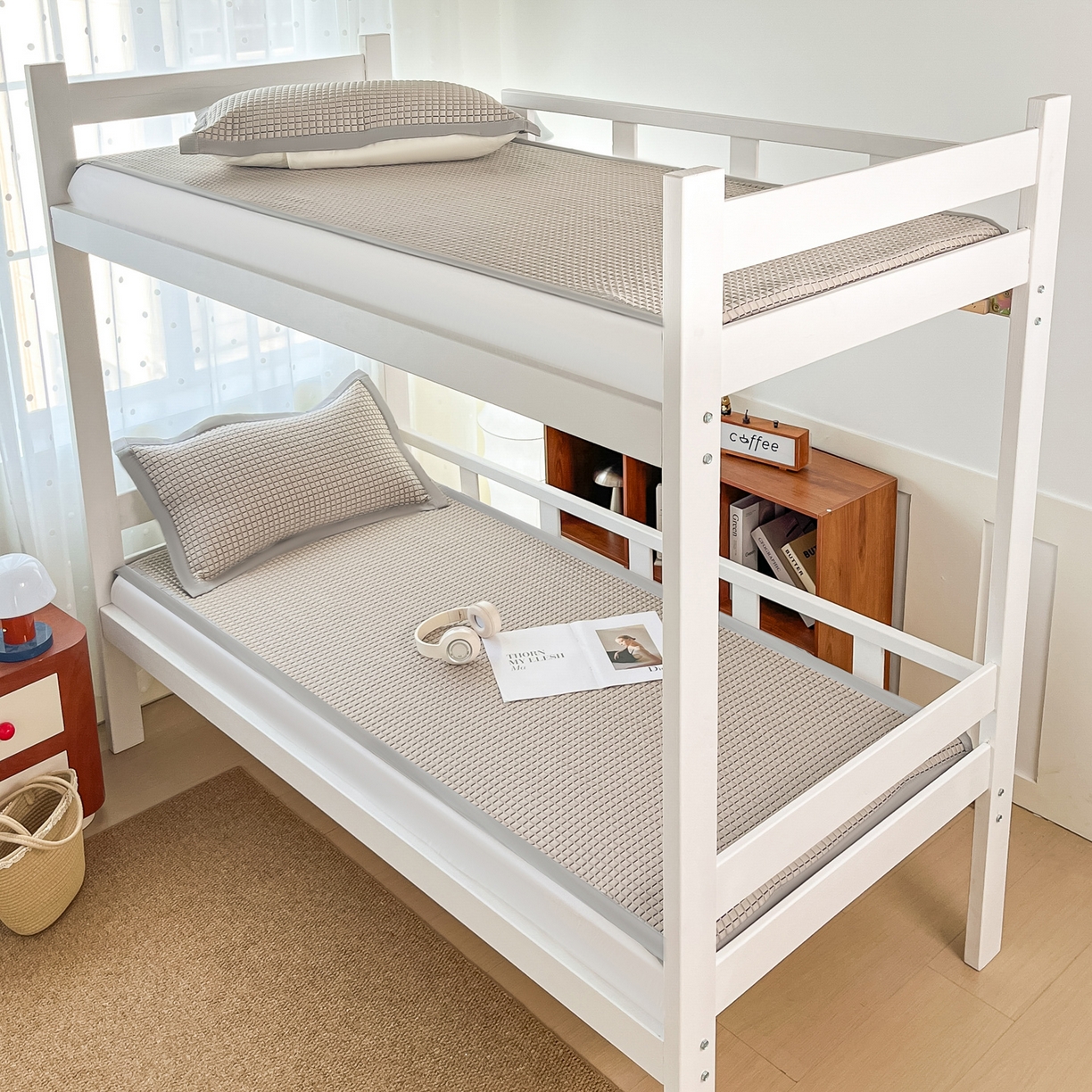 91家纺网 家纺一手货源 找家纺 摩妮卡 2026新款豆豆冰丝席PE高分子凉感学生床软席凉席上下铺三件套 序格-摩卡