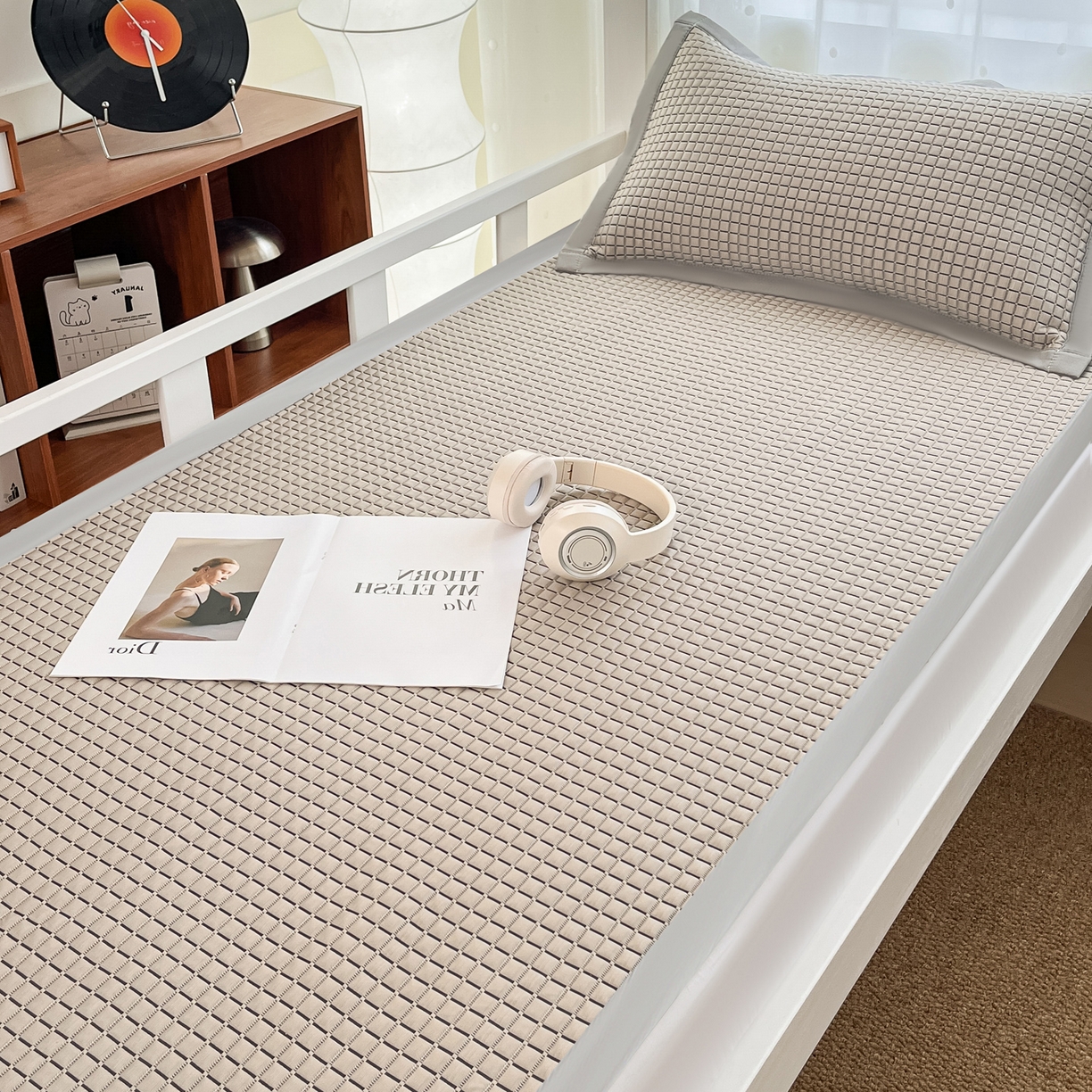 91家纺网 家纺一手货源 找家纺 摩妮卡 2026新款豆豆冰丝席PE高分子凉感学生床软席凉席上下铺三件套 序格-摩卡