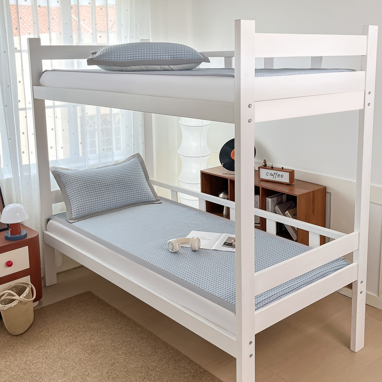 91家纺网 家纺一手货源 找家纺 摩妮卡 2026新款豆豆冰丝席PE高分子凉感学生床软席凉席上下铺三件套 序格-浅蓝