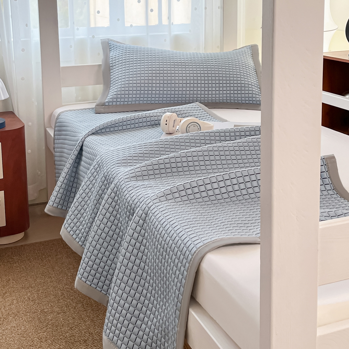 91家纺网 家纺一手货源 找家纺 摩妮卡 2026新款豆豆冰丝席PE高分子凉感学生床软席凉席上下铺三件套 序格-浅蓝