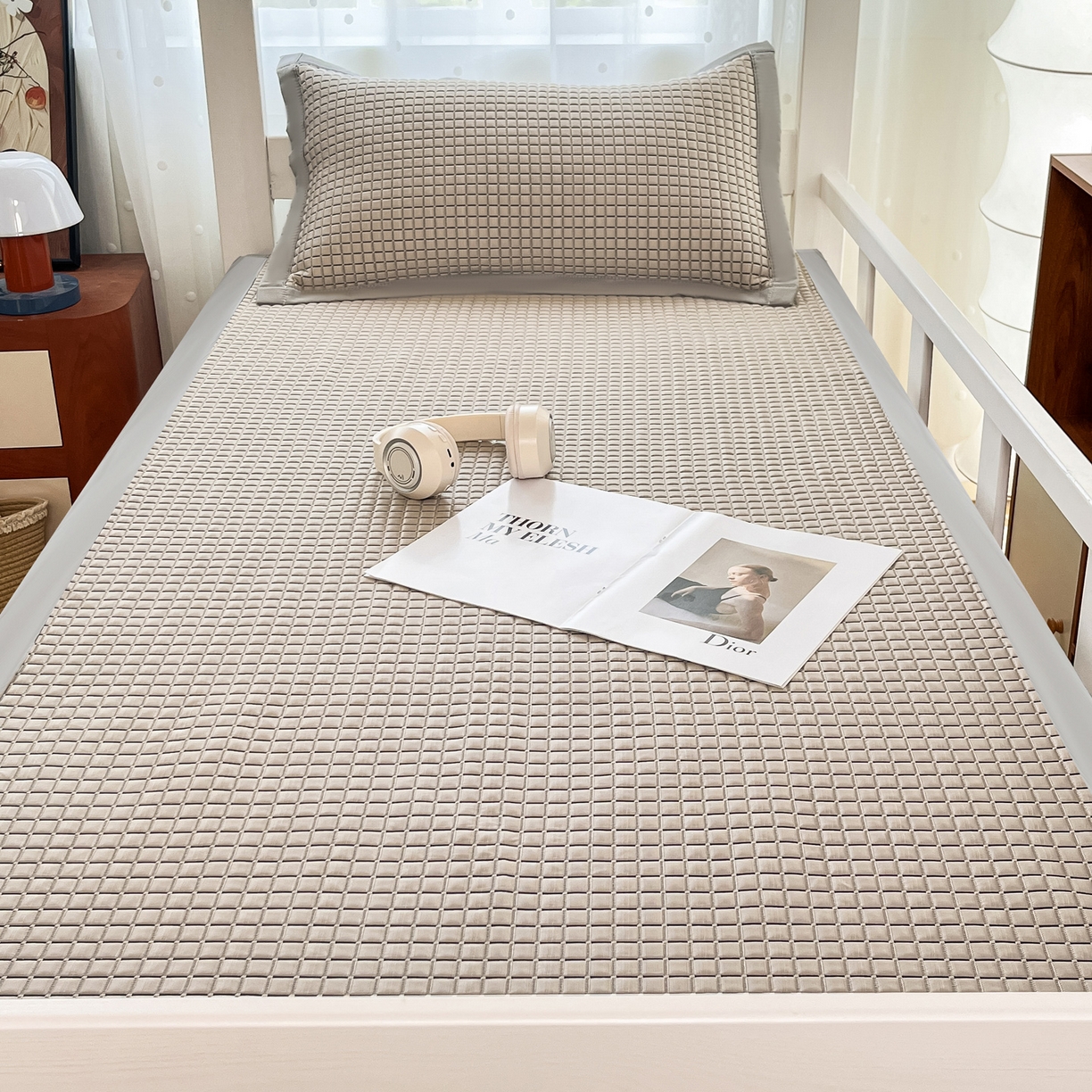 91家纺网 家纺一手货源 找家纺 摩妮卡 2026新款豆豆冰丝席PE高分子凉感学生床软席凉席上下铺三件套 序格-摩卡