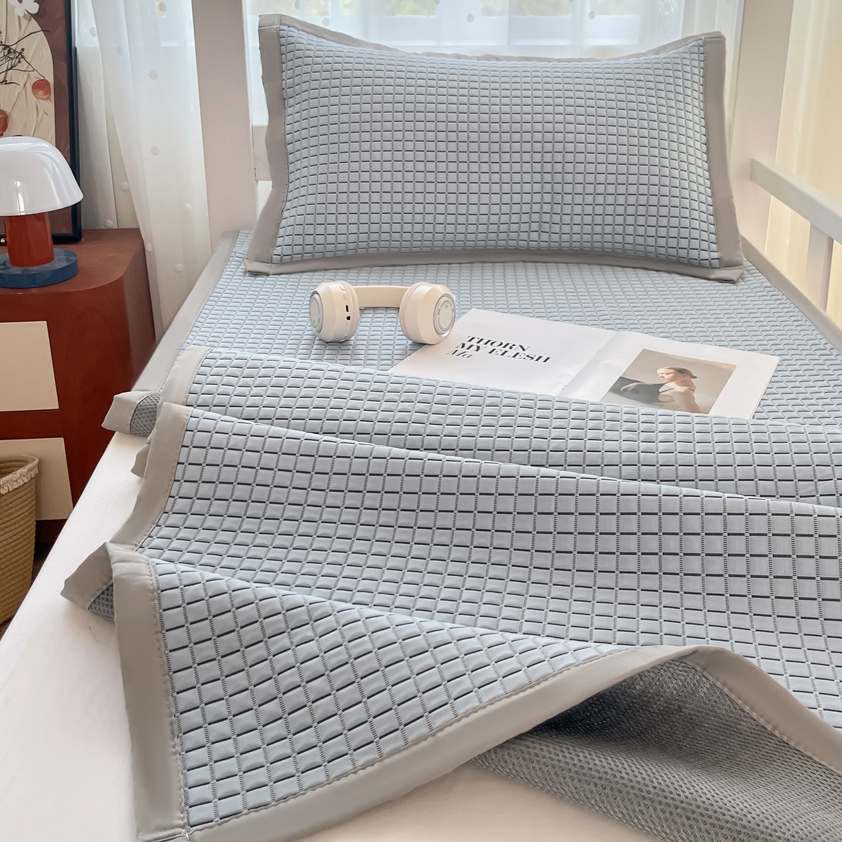 91家纺网 家纺一手货源 找家纺 摩妮卡 2026新款豆豆冰丝席PE高分子凉感学生床软席凉席上下铺三件套 序格-浅蓝