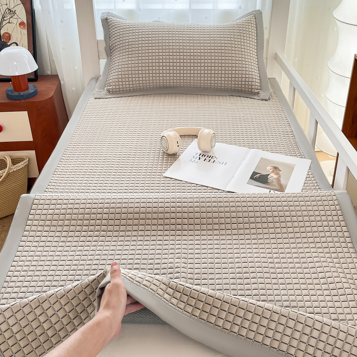 91家纺网 家纺一手货源 找家纺 摩妮卡 2026新款豆豆冰丝席PE高分子凉感学生床软席凉席上下铺三件套 序格-摩卡