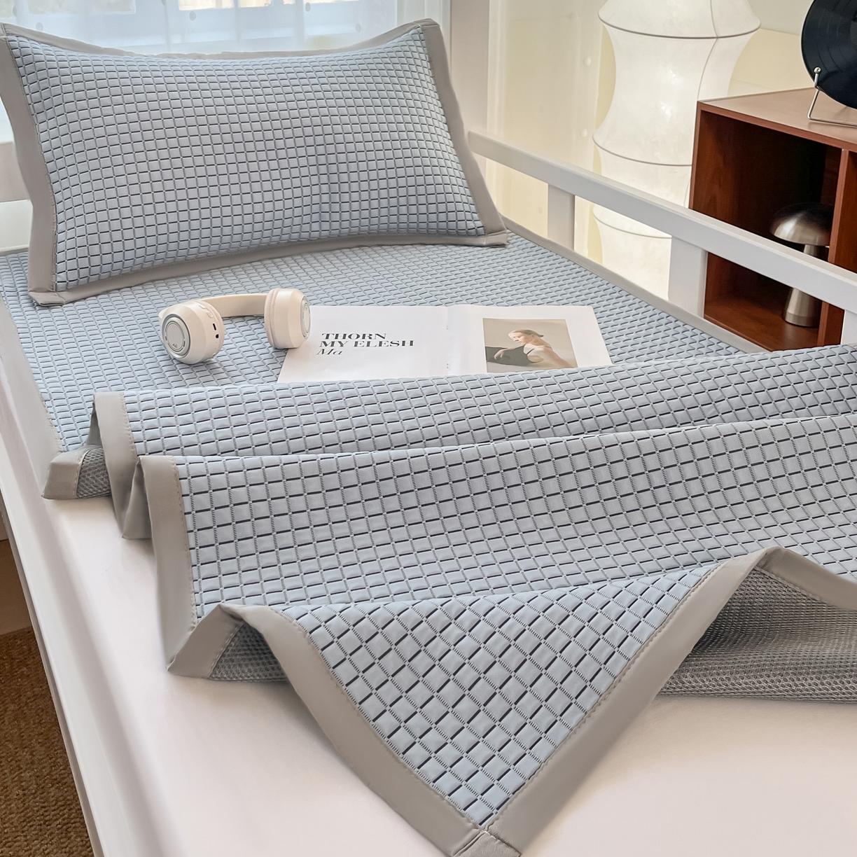 91家纺网 家纺一手货源 找家纺 摩妮卡 2026新款豆豆冰丝席PE高分子凉感学生床软席凉席上下铺三件套 序格-浅蓝