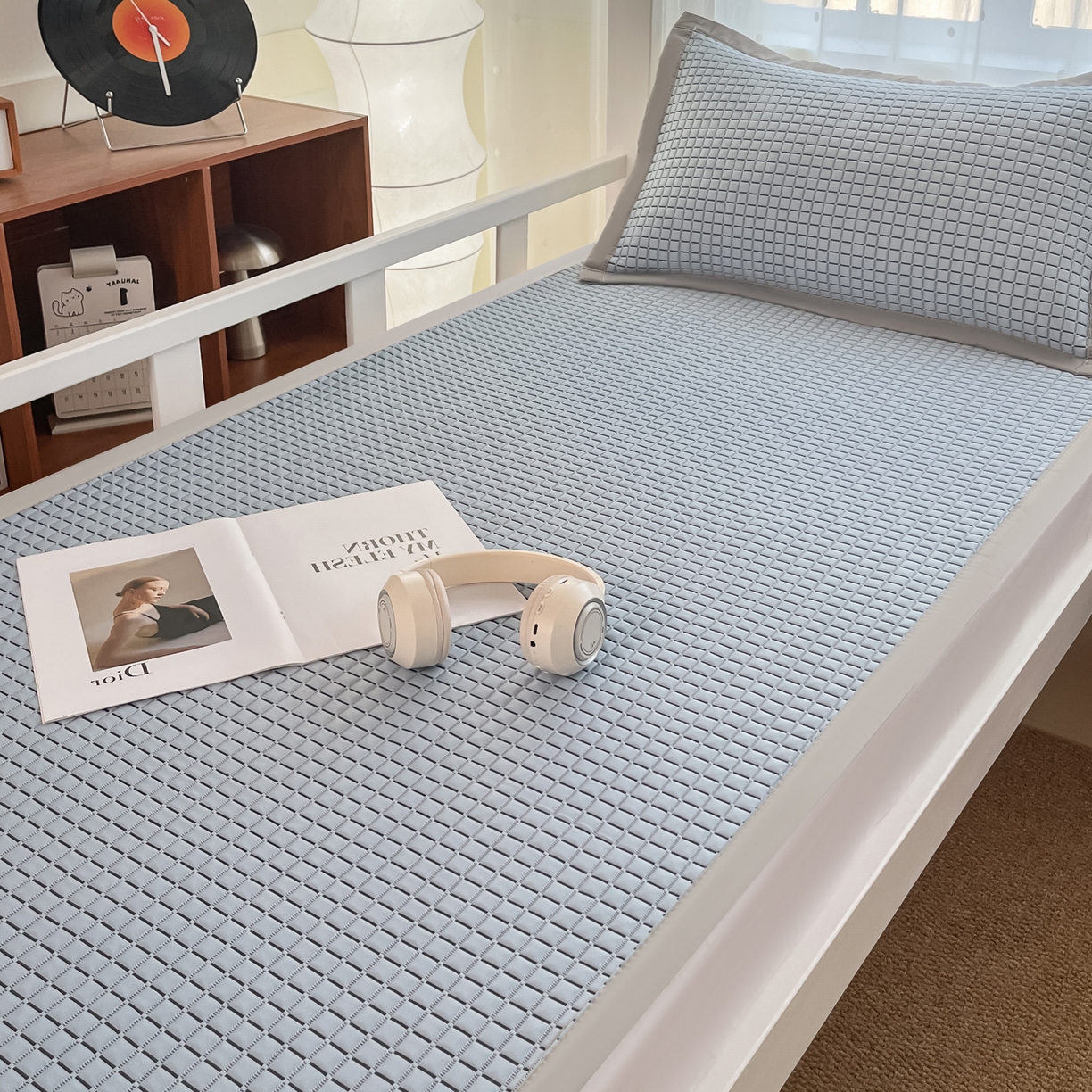 91家纺网 家纺一手货源 找家纺 摩妮卡 2026新款豆豆冰丝席PE高分子凉感学生床软席凉席上下铺三件套 序格-浅蓝