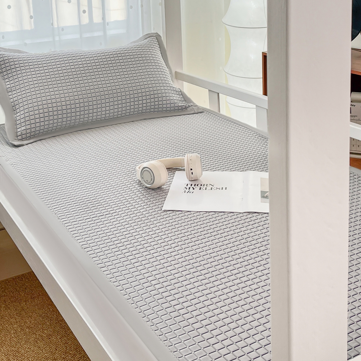 91家纺网 家纺一手货源 找家纺 摩妮卡 2026新款豆豆冰丝席PE高分子凉感学生床软席凉席上下铺三件套 序格-雾灰