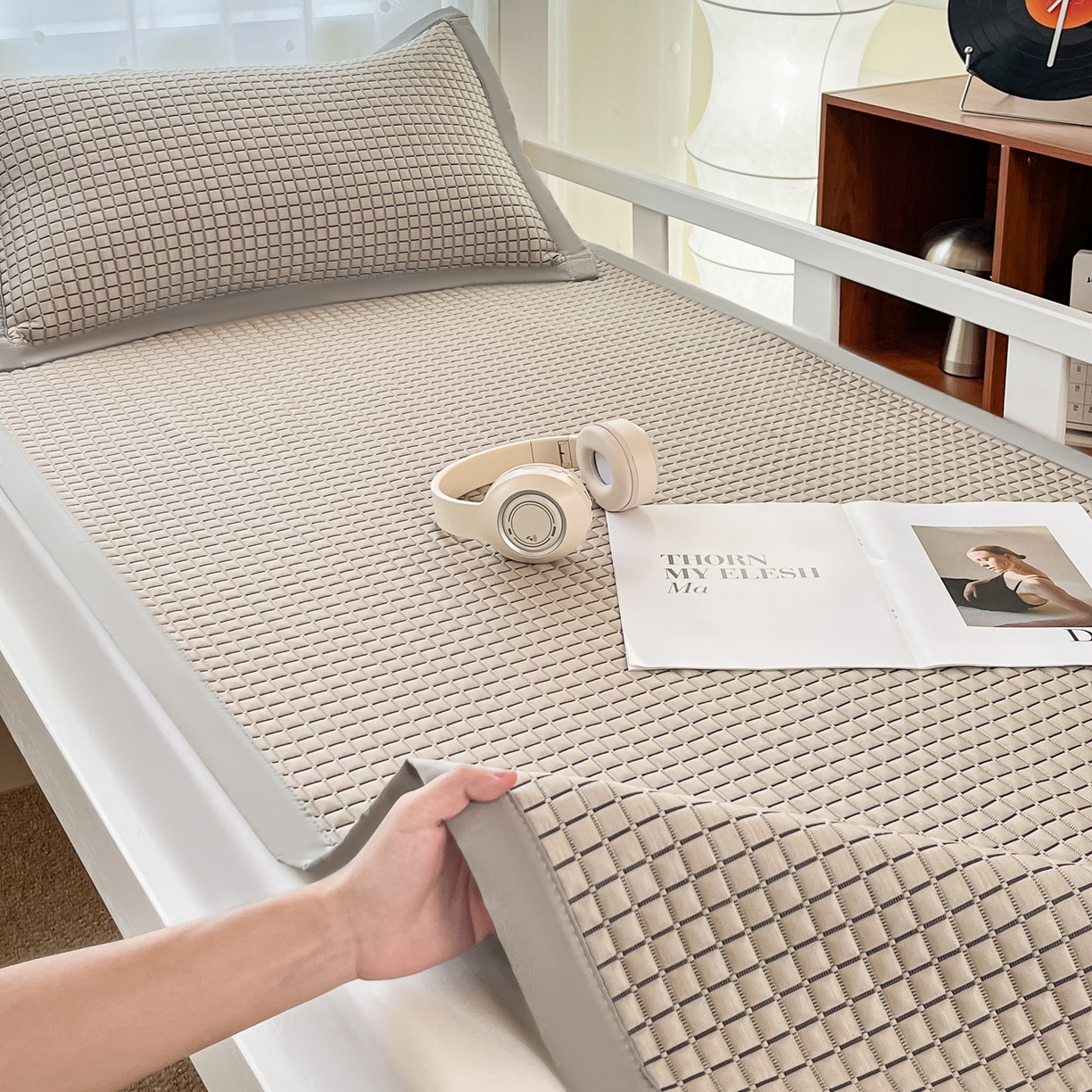 91家纺网 家纺一手货源 找家纺 摩妮卡 2026新款豆豆冰丝席PE高分子凉感学生床软席凉席上下铺三件套 序格-摩卡