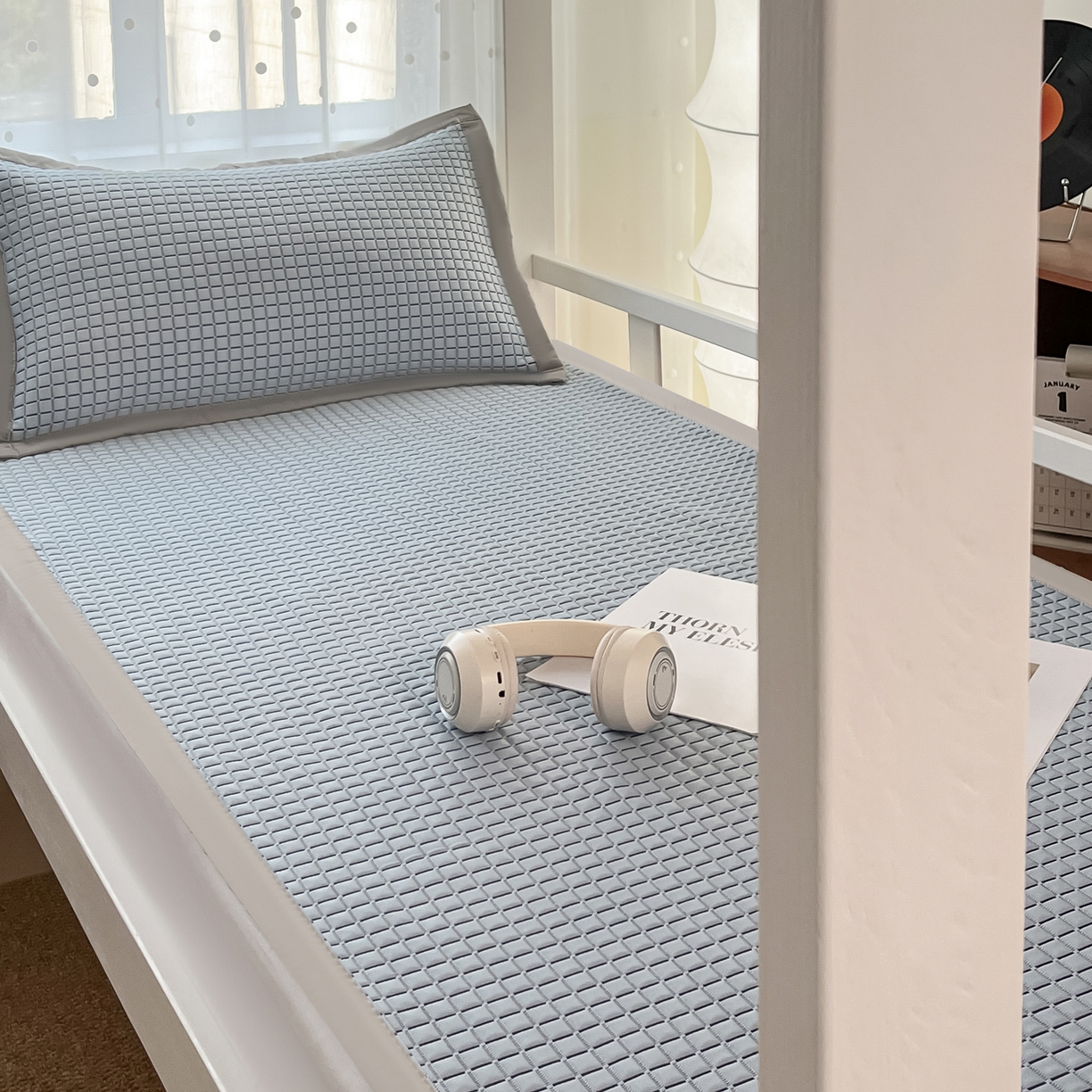 91家纺网 家纺一手货源 找家纺 摩妮卡 2026新款豆豆冰丝席PE高分子凉感学生床软席凉席上下铺三件套 序格-浅蓝