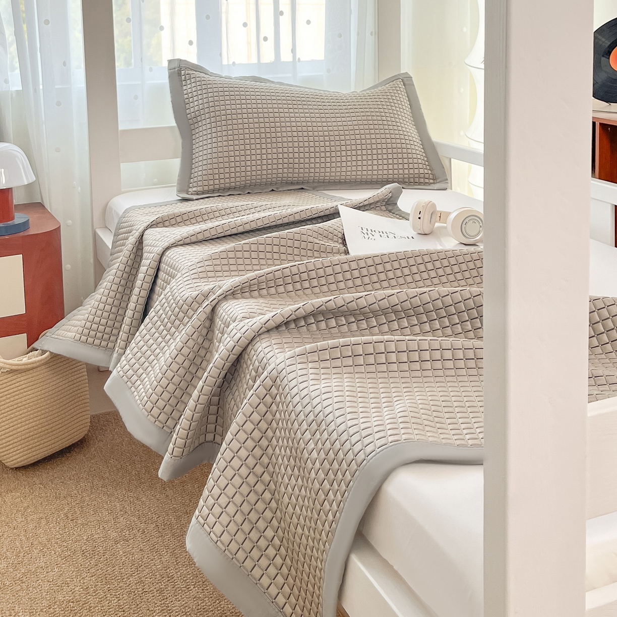 91家纺网 家纺一手货源 找家纺 摩妮卡 2026新款豆豆冰丝席PE高分子凉感学生床软席凉席上下铺三件套 序格-摩卡