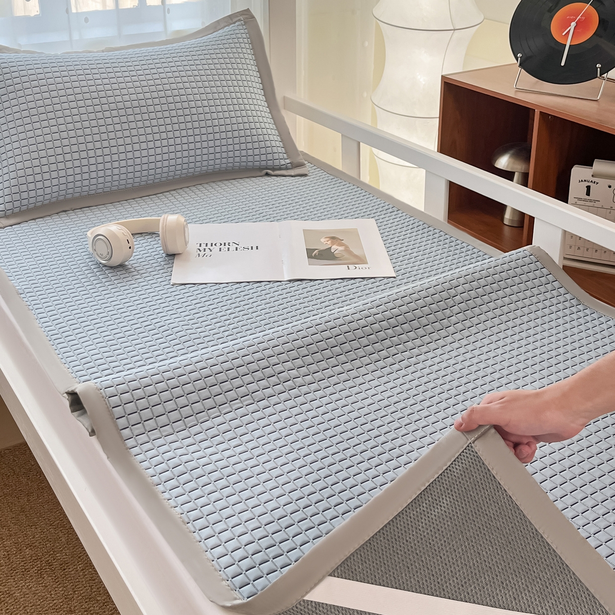 91家纺网 家纺一手货源 找家纺 摩妮卡 2026新款豆豆冰丝席PE高分子凉感学生床软席凉席上下铺三件套 序格-浅蓝