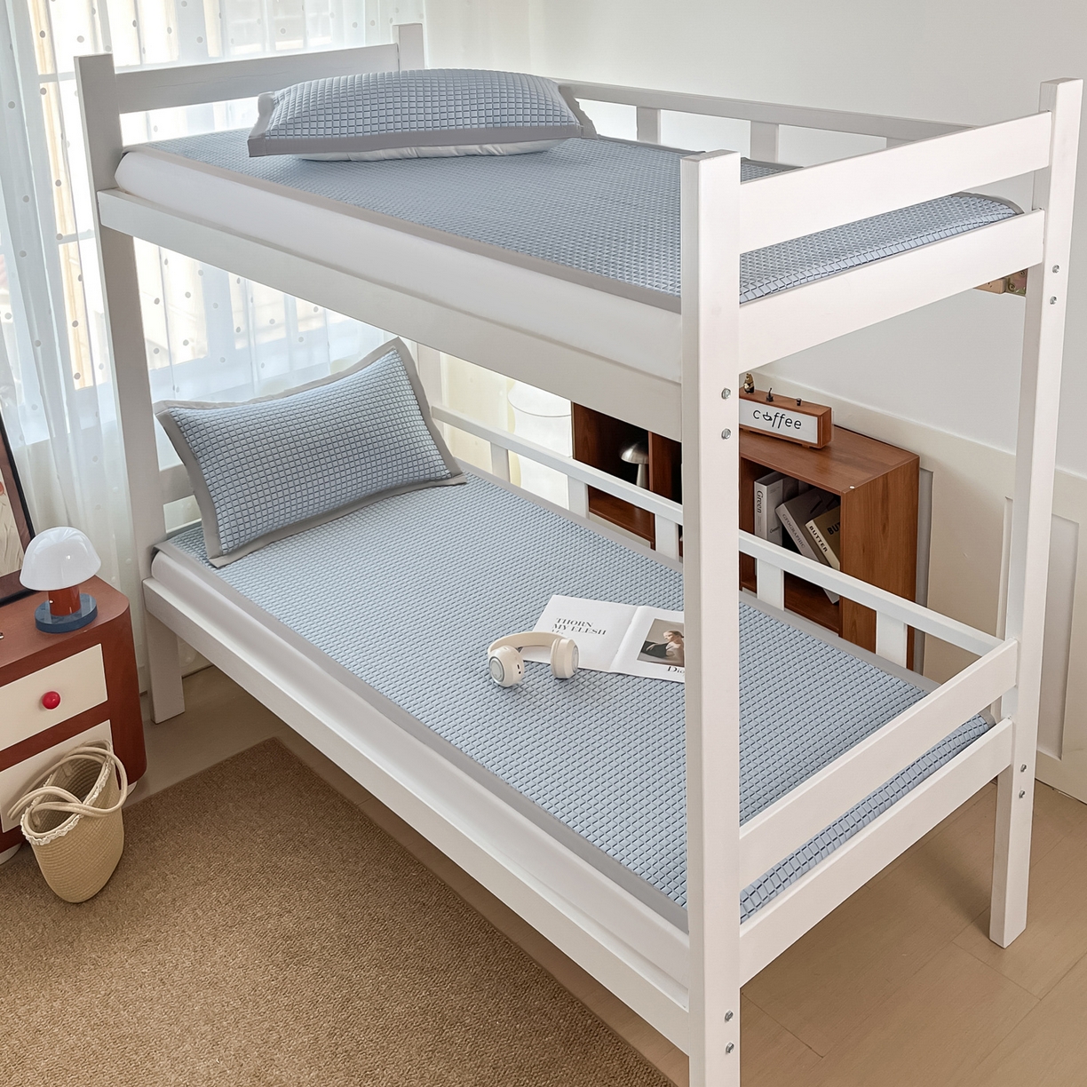 91家纺网 家纺一手货源 找家纺 摩妮卡 2026新款豆豆冰丝席PE高分子凉感学生床软席凉席上下铺三件套 序格-浅蓝