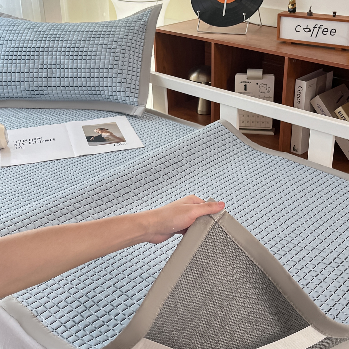 91家纺网 家纺一手货源 找家纺 摩妮卡 2026新款豆豆冰丝席PE高分子凉感学生床软席凉席上下铺三件套 序格-浅蓝