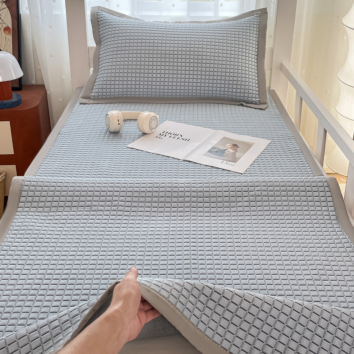 91家纺网 家纺一手货源 找家纺 摩妮卡 2026新款豆豆冰丝席PE高分子凉感学生床软席凉席上下铺三件套 序格-浅蓝