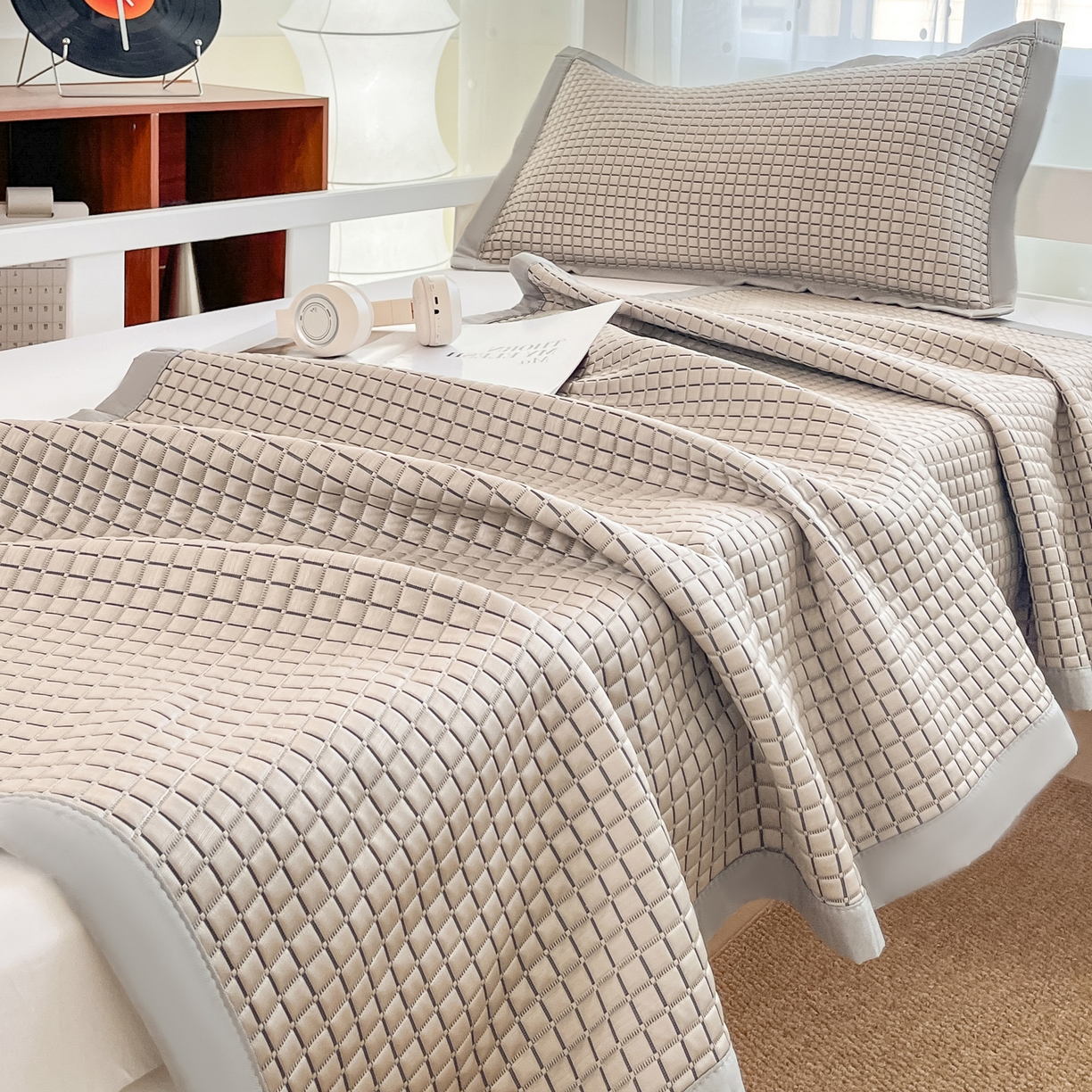 91家纺网 家纺一手货源 找家纺 摩妮卡 2026新款豆豆冰丝席PE高分子凉感学生床软席凉席上下铺三件套 序格-摩卡