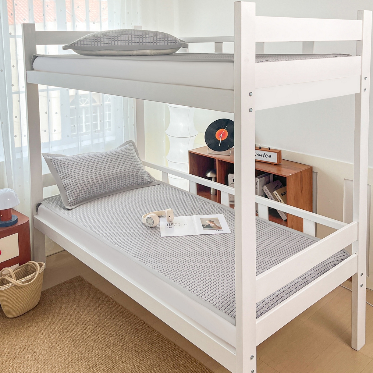 91家纺网 家纺一手货源 找家纺 摩妮卡 2026新款豆豆冰丝席PE高分子凉感学生床软席凉席上下铺三件套 序格-雾灰