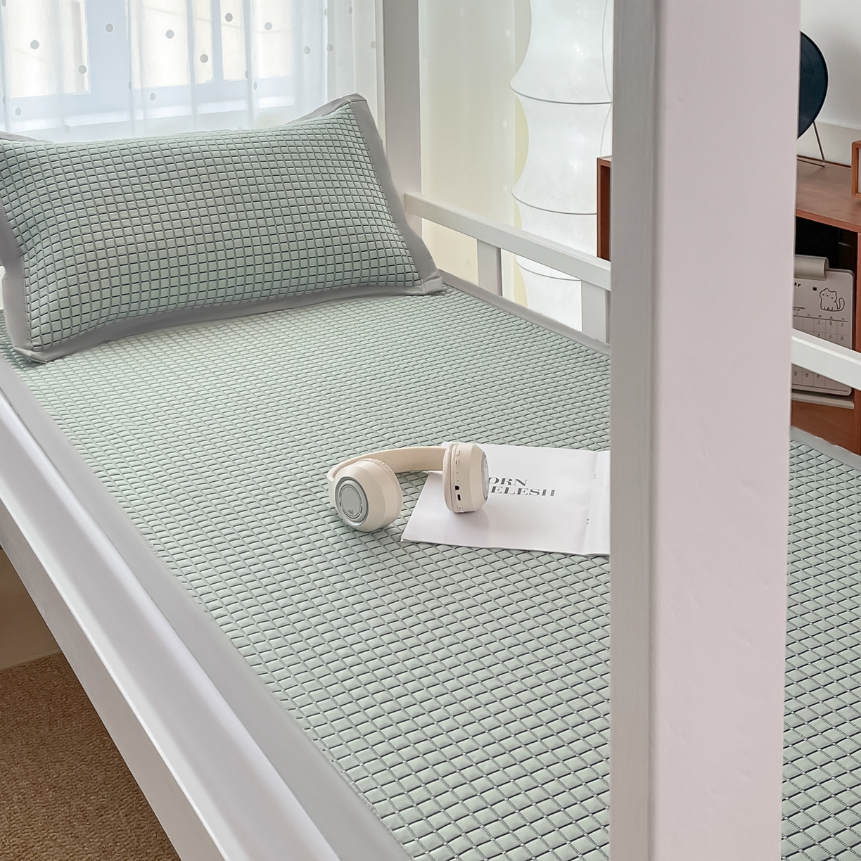 91家纺网 家纺一手货源 找家纺 摩妮卡 2026新款豆豆冰丝席PE高分子凉感学生床软席凉席上下铺三件套 序格-水绿