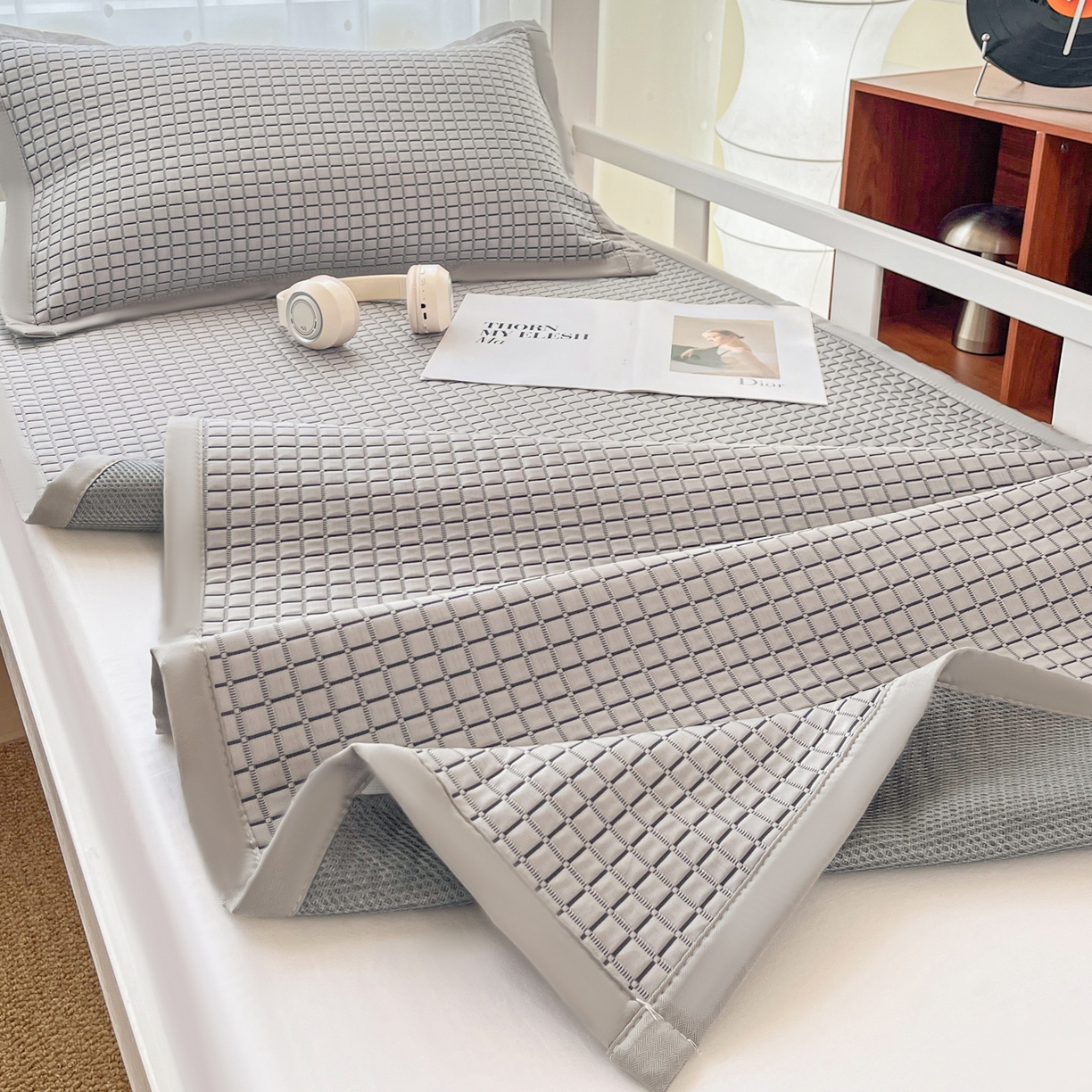 91家纺网 家纺一手货源 找家纺 摩妮卡 2026新款豆豆冰丝席PE高分子凉感学生床软席凉席上下铺三件套 序格-雾灰