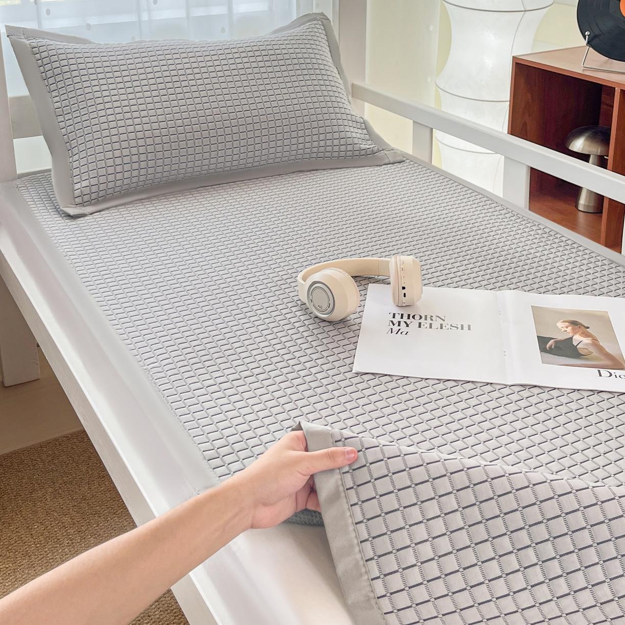 91家纺网 家纺一手货源 找家纺 摩妮卡 2026新款豆豆冰丝席PE高分子凉感学生床软席凉席上下铺三件套 序格-雾灰