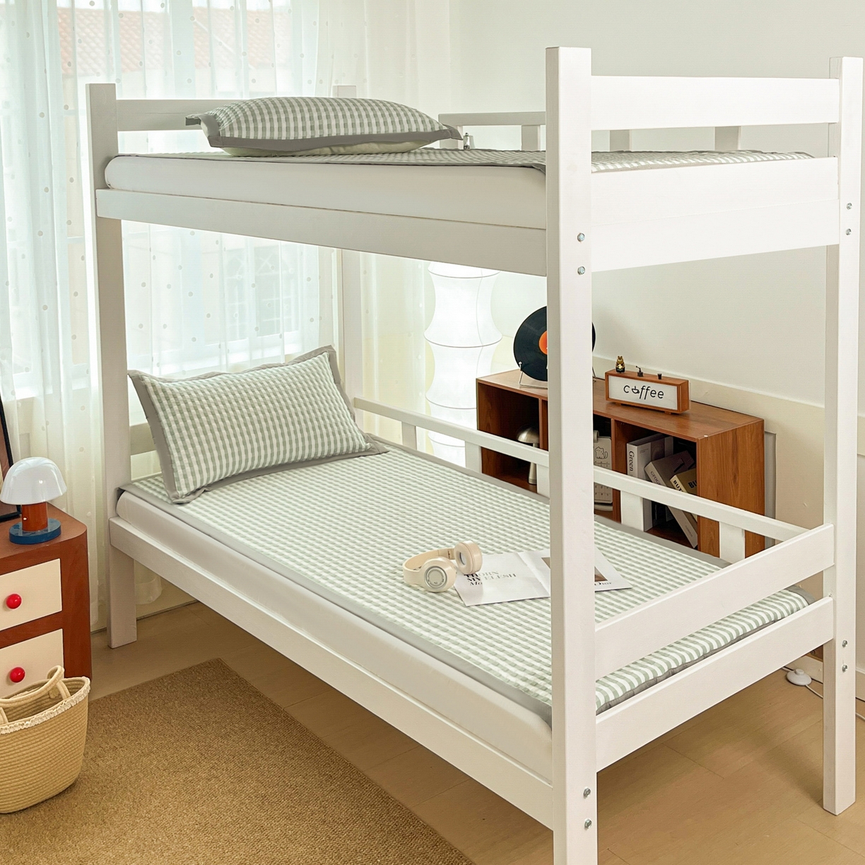 91家纺网 家纺一手货源 找家纺 摩妮卡 2026新款豆豆冰丝席PE高分子凉感学生床软席凉席上下铺三件套 格韵-白绿