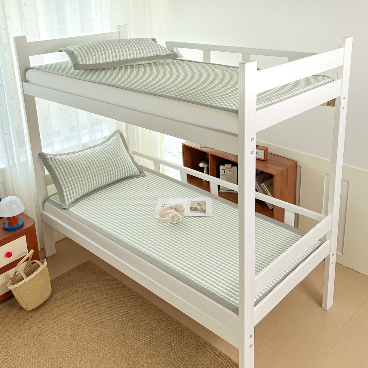 91家纺网 家纺一手货源 找家纺 摩妮卡 2026新款豆豆冰丝席PE高分子凉感学生床软席凉席上下铺三件套 格韵-白绿