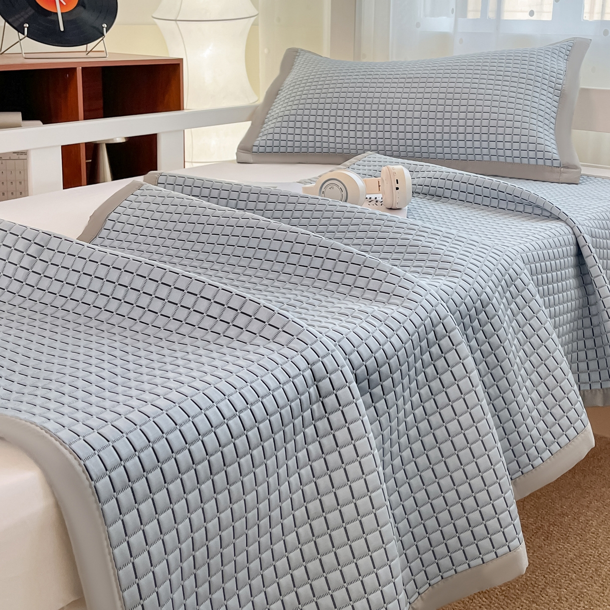 91家纺网 家纺一手货源 找家纺 摩妮卡 2026新款豆豆冰丝席PE高分子凉感学生床软席凉席上下铺三件套 序格-浅蓝