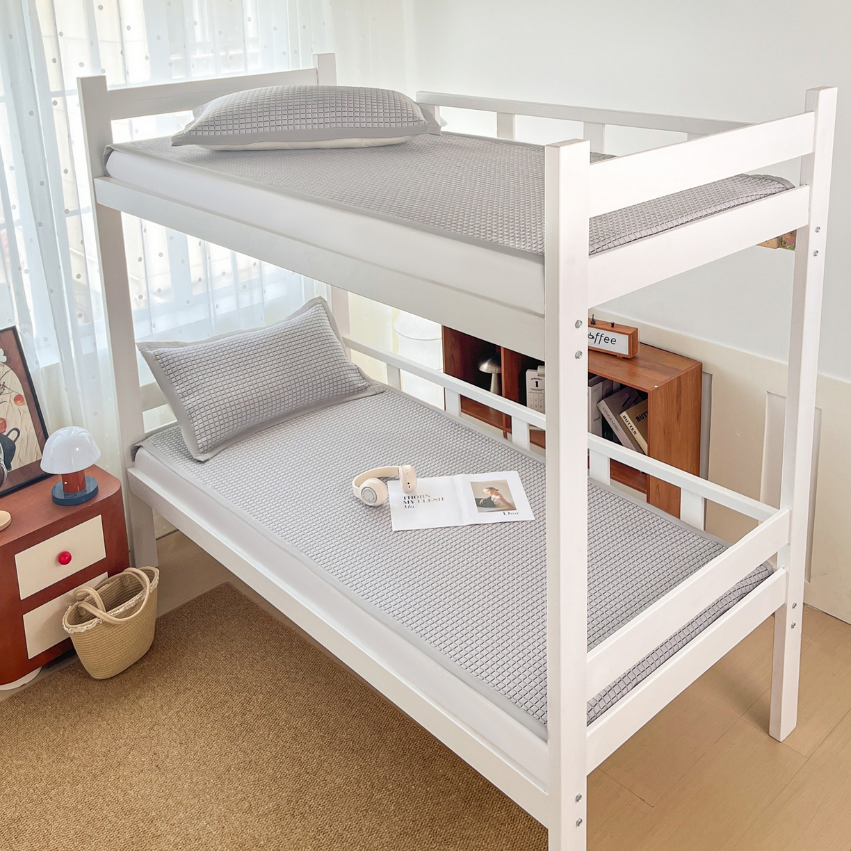 91家纺网 家纺一手货源 找家纺 摩妮卡 2026新款豆豆冰丝席PE高分子凉感学生床软席凉席上下铺三件套 序格-雾灰