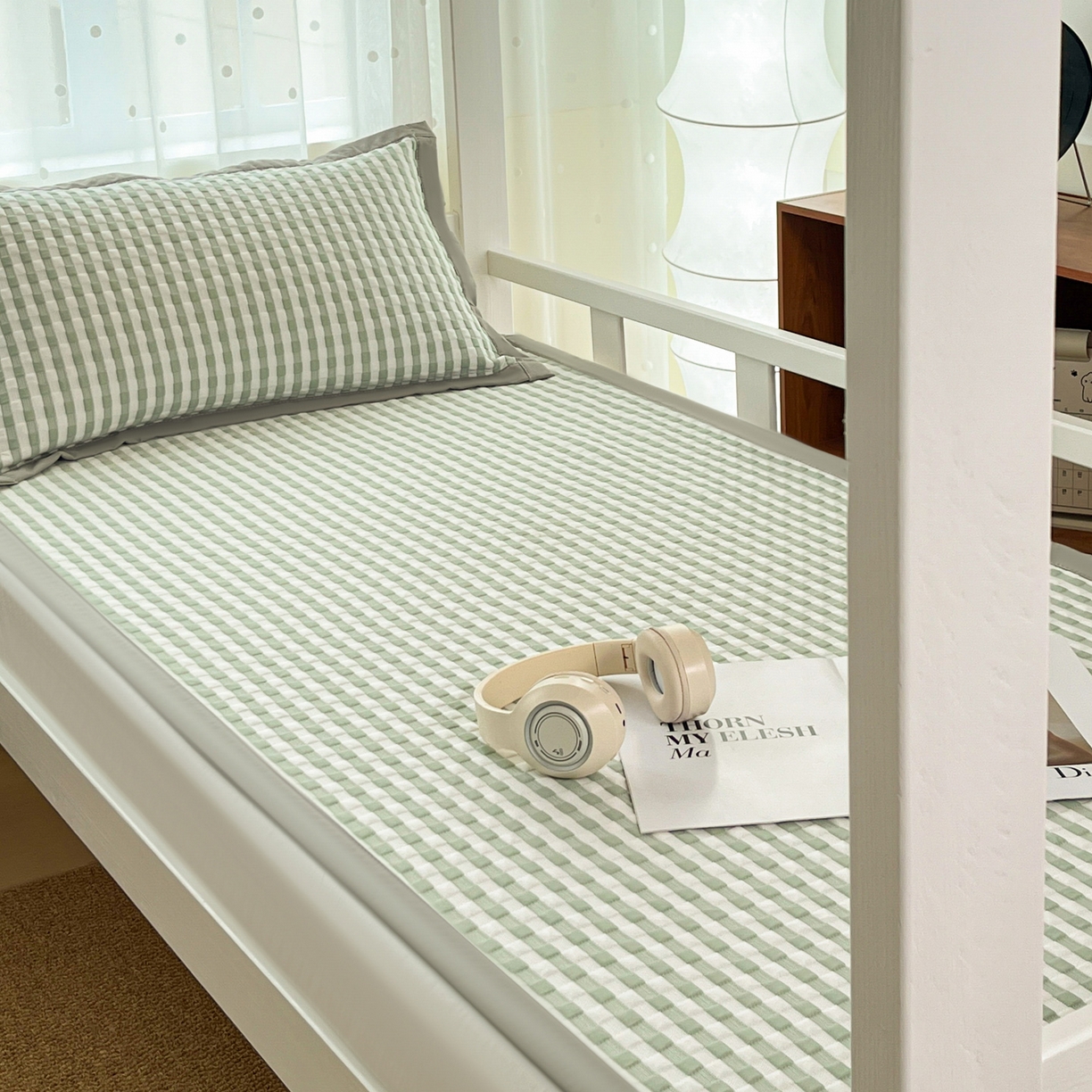 91家纺网 家纺一手货源 找家纺 摩妮卡 2026新款豆豆冰丝席PE高分子凉感学生床软席凉席上下铺三件套 格韵-白绿