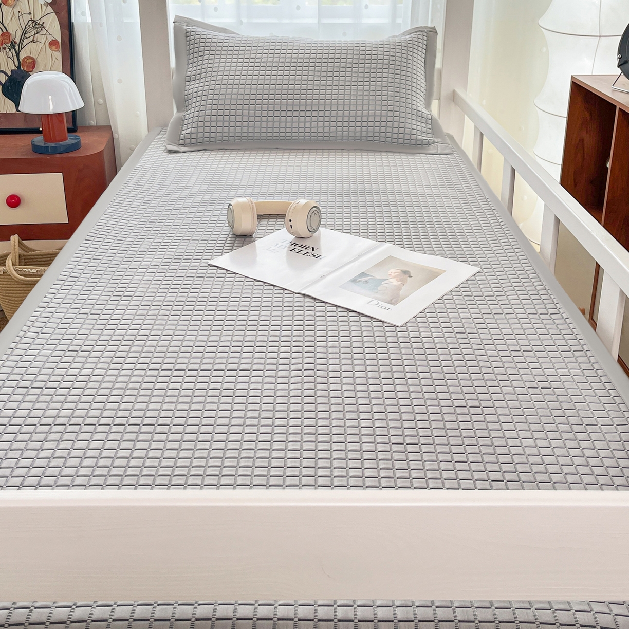 91家纺网 家纺一手货源 找家纺 摩妮卡 2026新款豆豆冰丝席PE高分子凉感学生床软席凉席上下铺三件套 序格-雾灰