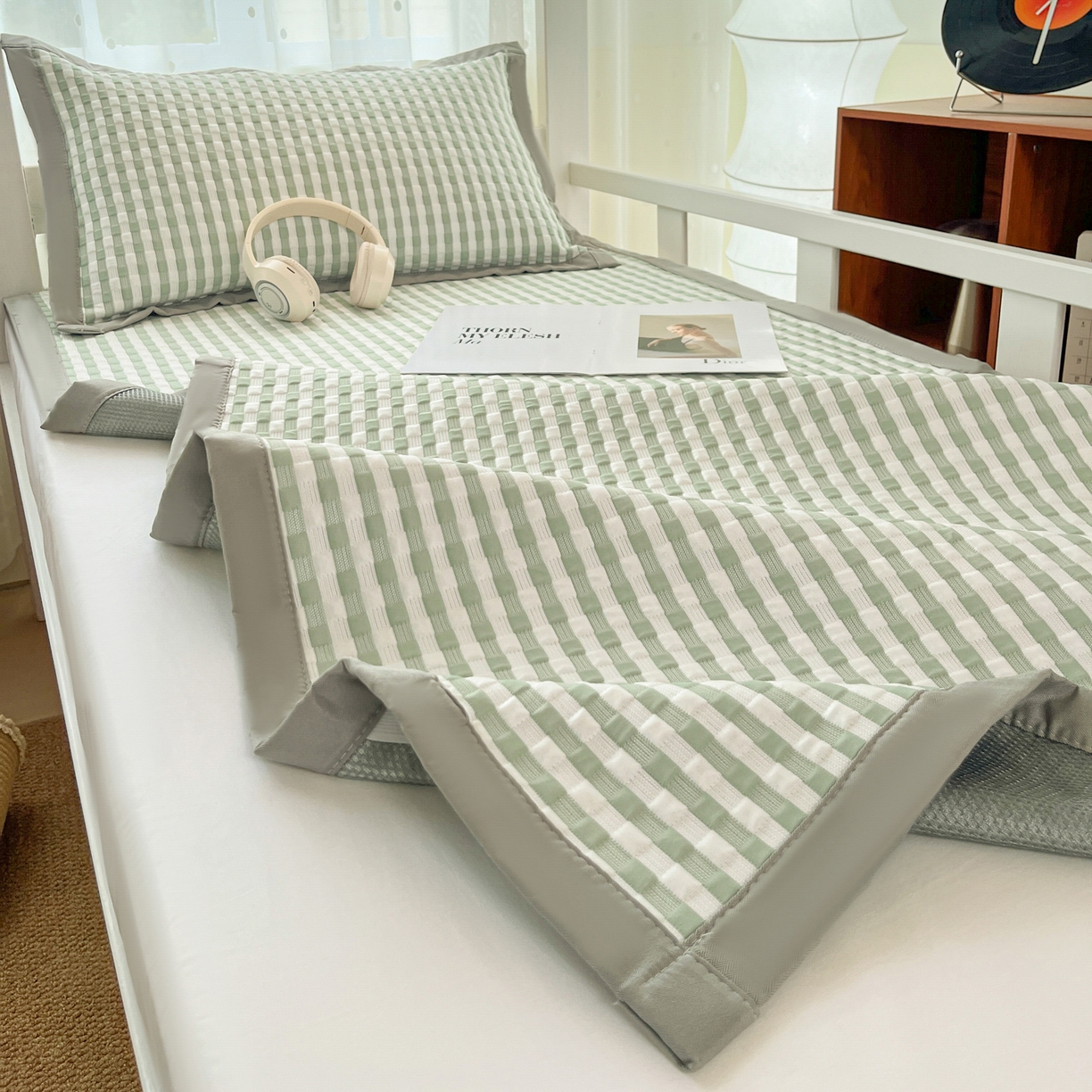 91家纺网 家纺一手货源 找家纺 摩妮卡 2026新款豆豆冰丝席PE高分子凉感学生床软席凉席上下铺三件套 格韵-白绿