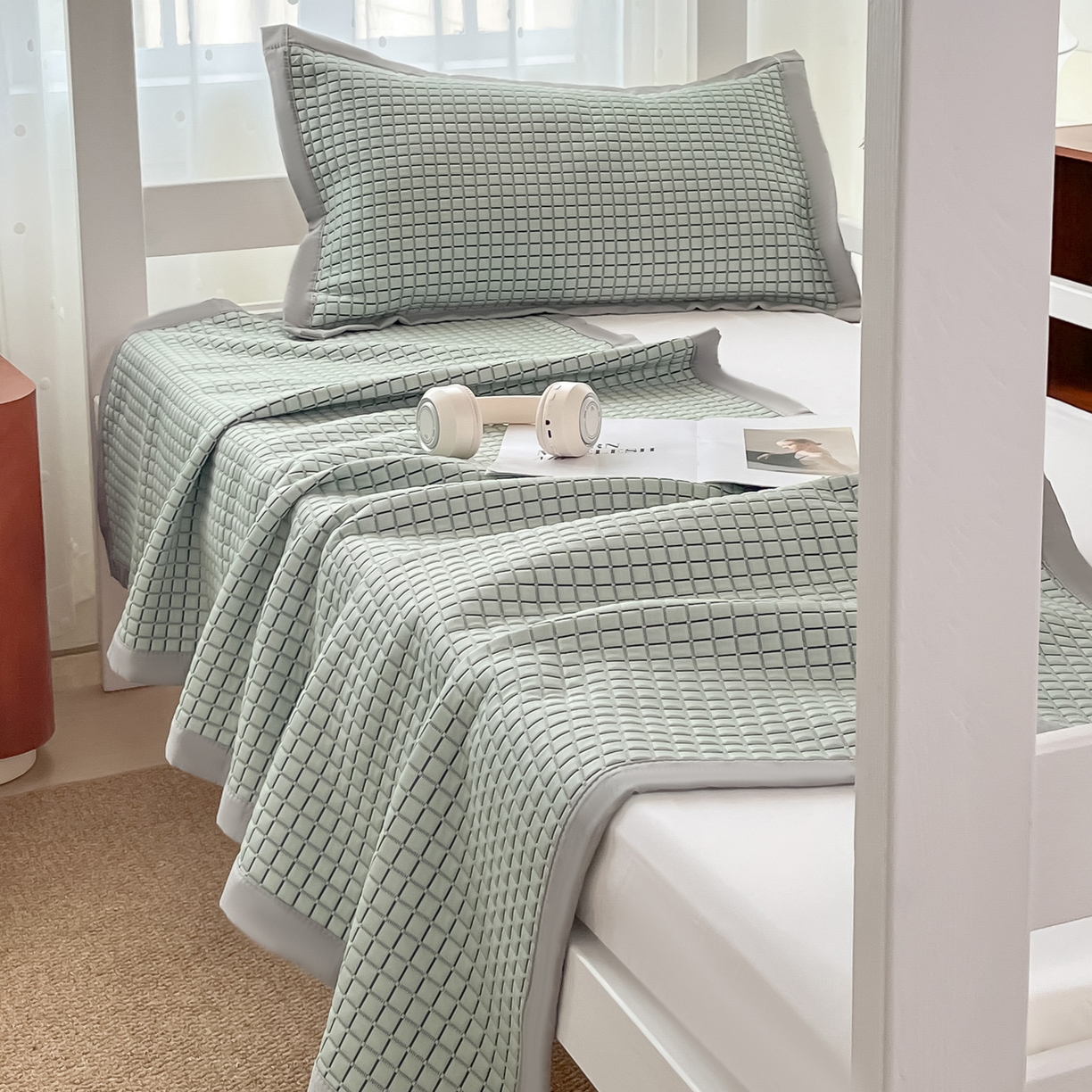 91家纺网 家纺一手货源 找家纺 摩妮卡 2026新款豆豆冰丝席PE高分子凉感学生床软席凉席上下铺三件套 序格-水绿