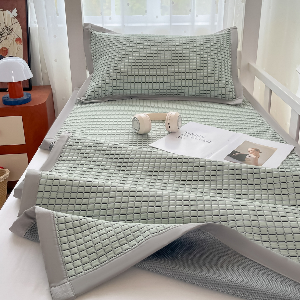 91家纺网 家纺一手货源 找家纺 摩妮卡 2026新款豆豆冰丝席PE高分子凉感学生床软席凉席上下铺三件套 序格-水绿