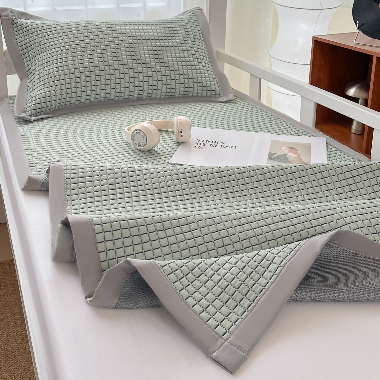 91家纺网 家纺一手货源 找家纺 摩妮卡 2026新款豆豆冰丝席PE高分子凉感学生床软席凉席上下铺三件套 序格-水绿