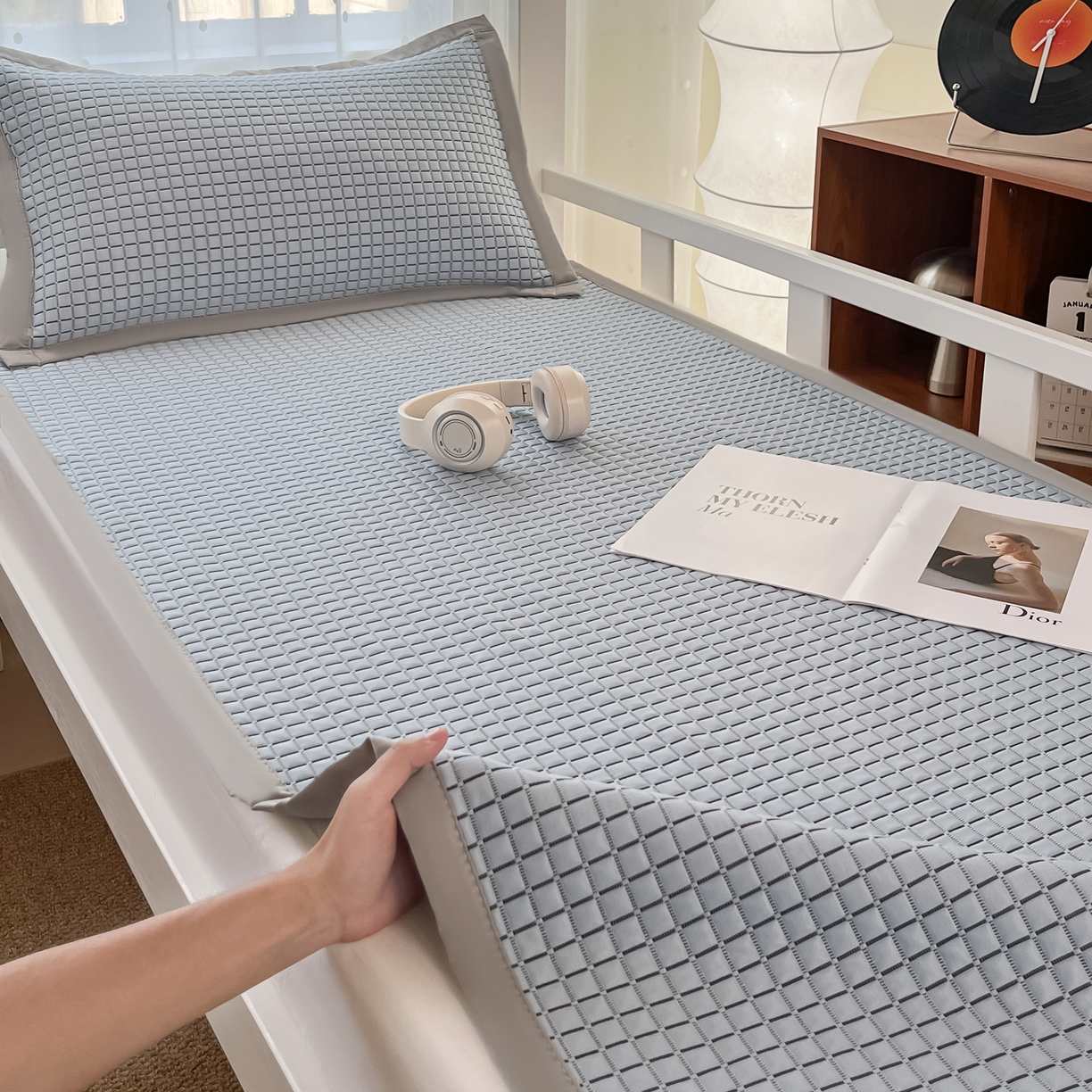 91家纺网 家纺一手货源 找家纺 摩妮卡 2026新款豆豆冰丝席PE高分子凉感学生床软席凉席上下铺三件套 序格-浅蓝