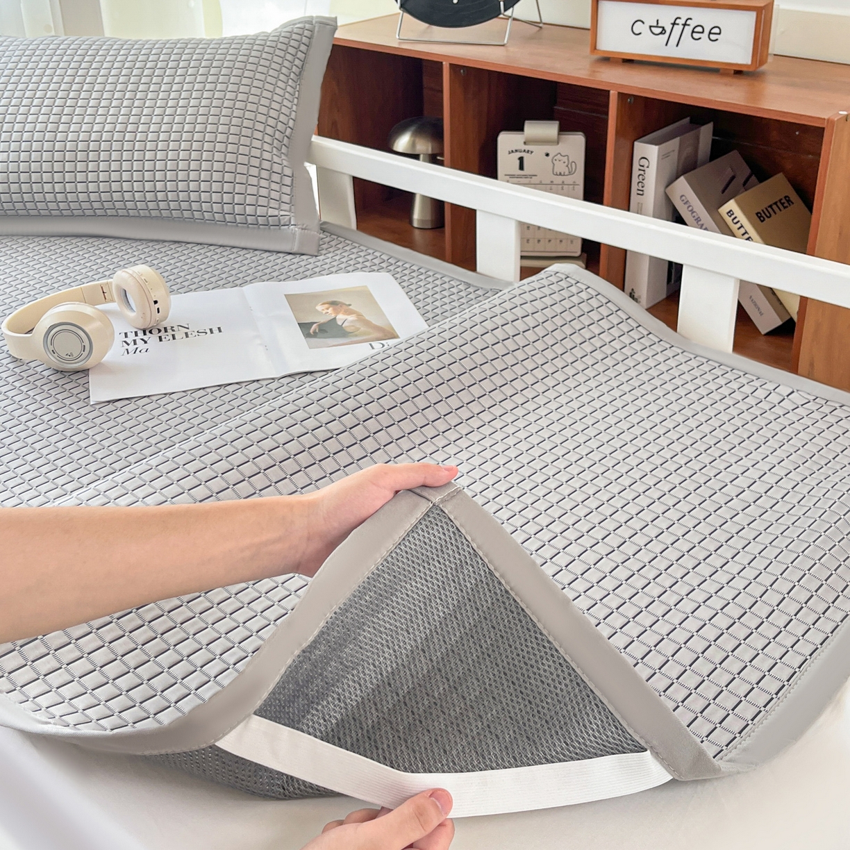 91家纺网 家纺一手货源 找家纺 摩妮卡 2026新款豆豆冰丝席PE高分子凉感学生床软席凉席上下铺三件套 序格-雾灰