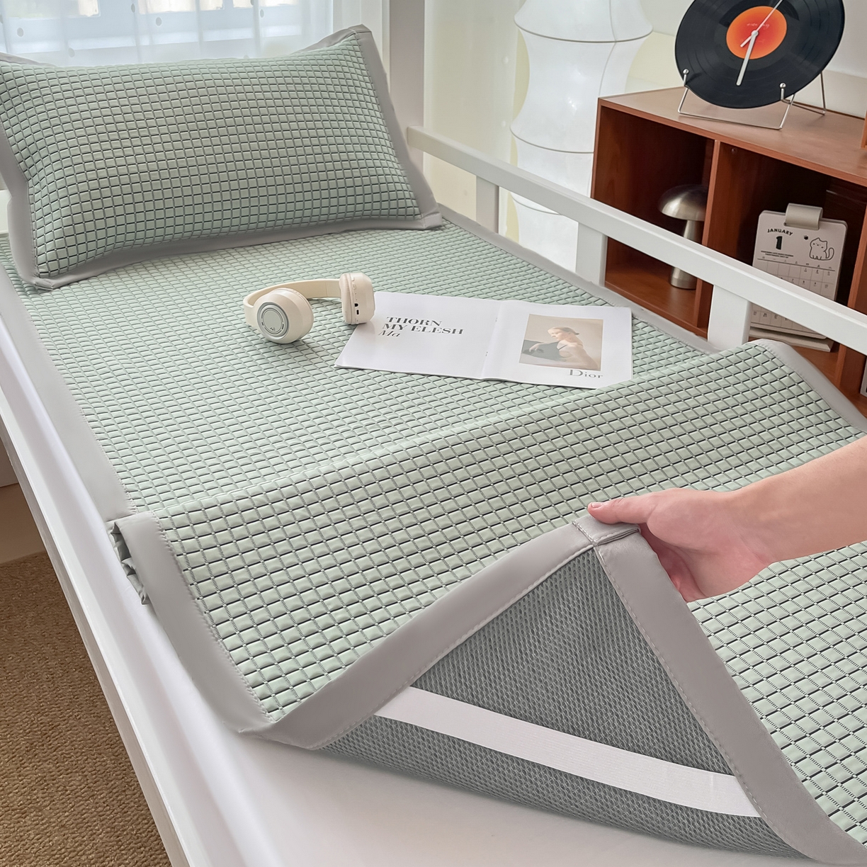 91家纺网 家纺一手货源 找家纺 摩妮卡 2026新款豆豆冰丝席PE高分子凉感学生床软席凉席上下铺三件套 序格-水绿