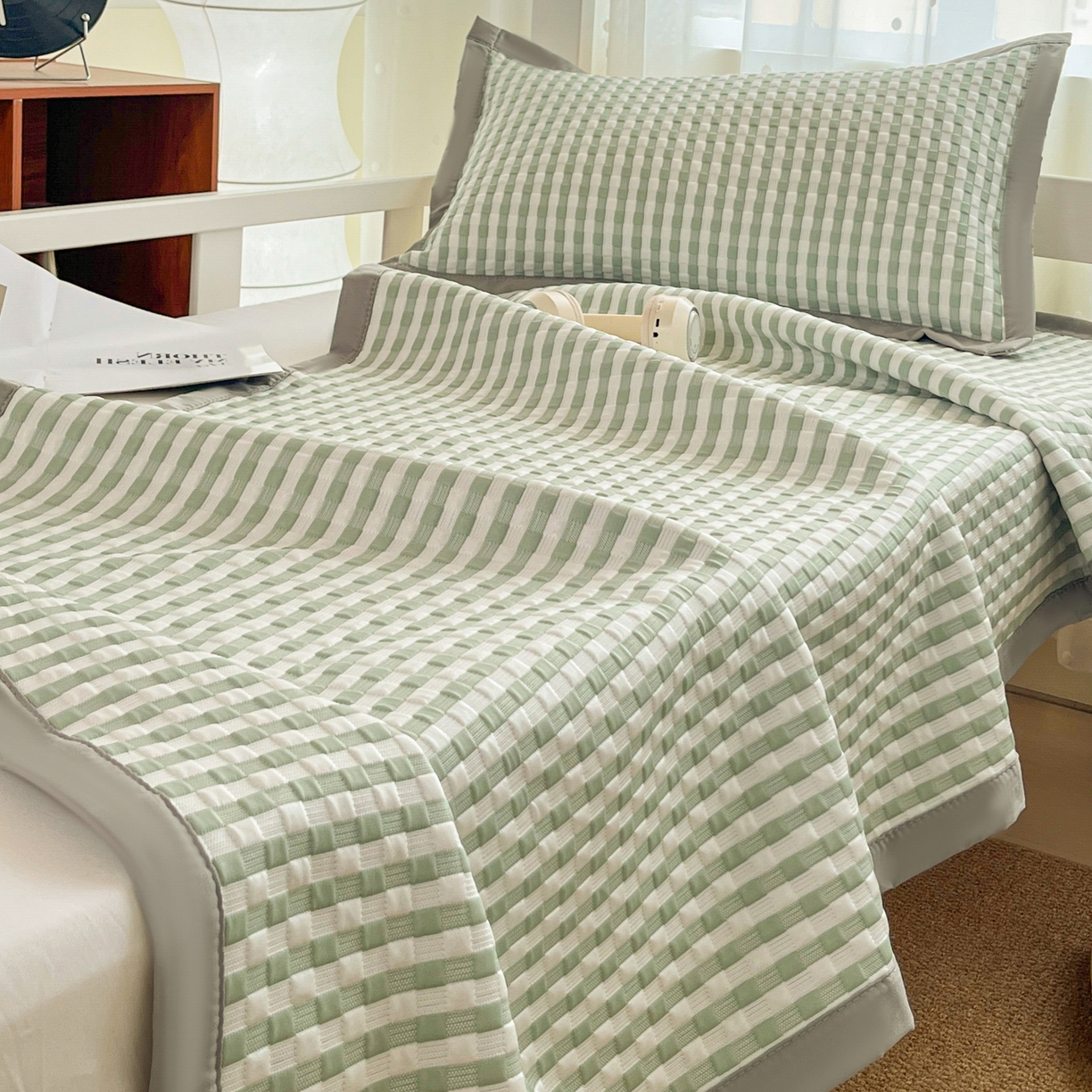 91家纺网 家纺一手货源 找家纺 摩妮卡 2026新款豆豆冰丝席PE高分子凉感学生床软席凉席上下铺三件套 格韵-白绿