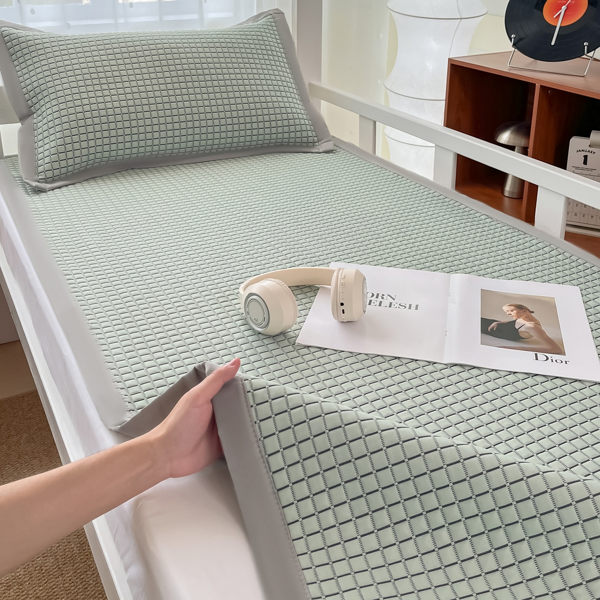 91家纺网 家纺一手货源 找家纺 摩妮卡 2026新款豆豆冰丝席PE高分子凉感学生床软席凉席上下铺三件套 序格-水绿