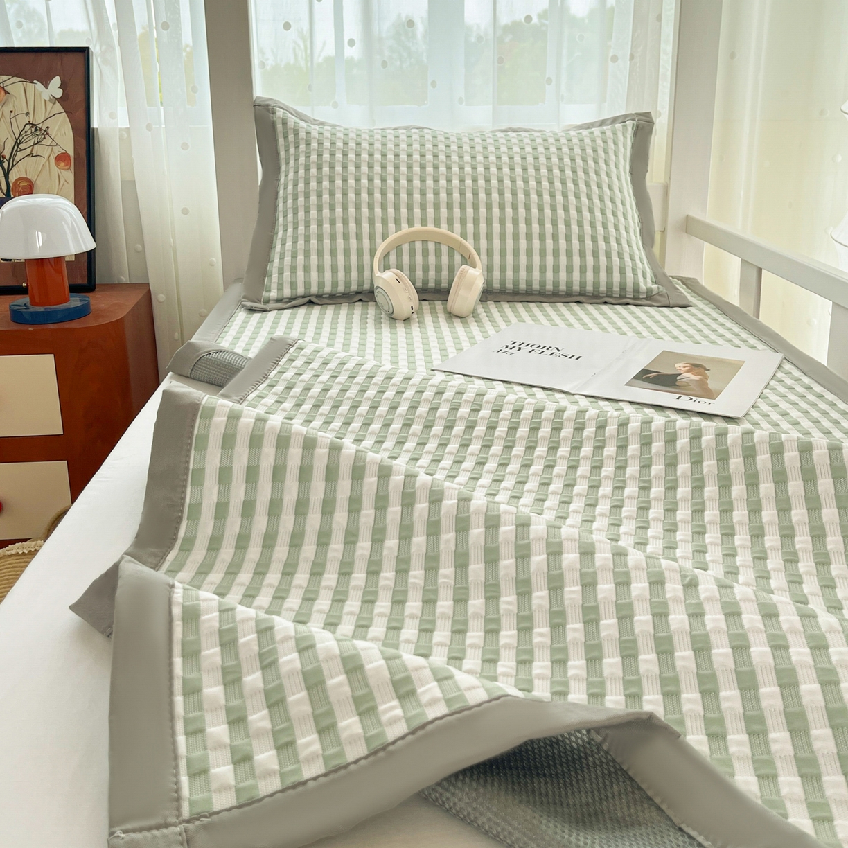 91家纺网 家纺一手货源 找家纺 摩妮卡 2026新款豆豆冰丝席PE高分子凉感学生床软席凉席上下铺三件套 格韵-白绿
