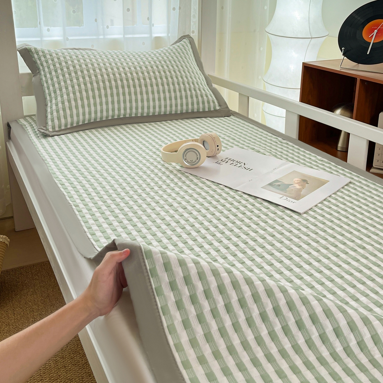 91家纺网 家纺一手货源 找家纺 摩妮卡 2026新款豆豆冰丝席PE高分子凉感学生床软席凉席上下铺三件套 格韵-白绿