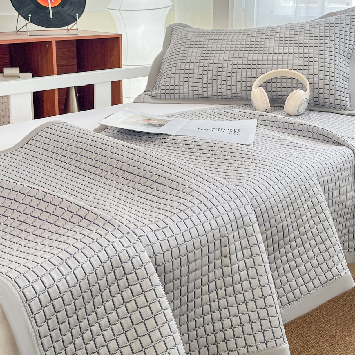 91家纺网 家纺一手货源 找家纺 摩妮卡 2026新款豆豆冰丝席PE高分子凉感学生床软席凉席上下铺三件套 序格-雾灰